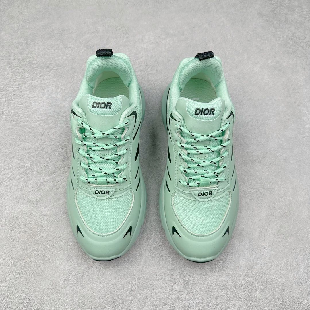 图片[2]-DIOR B44 Blade 迪奥2024新款圆头系带跑步鞋 新款鞋款的特点是受到 21 世纪启发的大胆蓬松造型 B44 Blade 运动鞋采用渐变技术网布制成 配有同色技术面料面板 鞋底上配有对比鲜明的 Blade 嵌件 与跑步世界息息相关 这款运动鞋具有运动、复古未来主义的外观 配有超细纤维和帆布嵌件 并饰有标志性的“Dior”标志 点缀在鞋面、鞋跟和侧面 鞋型饰有 Dior 和Lewis Hamilton标志性饰物 悬挂在鞋眼上 而鞋面、鞋跟和侧面则饰有 Dior 标志 尺码：36 37 38 39 40 41 42 43 44 45-选品中心