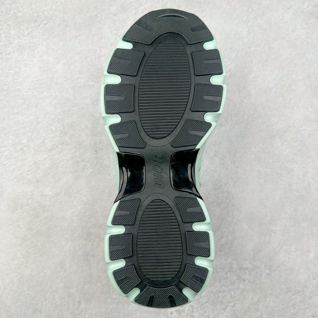 图片[9]-DIOR B44 Blade 迪奥2024新款圆头系带跑步鞋 新款鞋款的特点是受到 21 世纪启发的大胆蓬松造型 B44 Blade 运动鞋采用渐变技术网布制成 配有同色技术面料面板 鞋底上配有对比鲜明的 Blade 嵌件 与跑步世界息息相关 这款运动鞋具有运动、复古未来主义的外观 配有超细纤维和帆布嵌件 并饰有标志性的“Dior”标志 点缀在鞋面、鞋跟和侧面 鞋型饰有 Dior 和Lewis Hamilton标志性饰物 悬挂在鞋眼上 而鞋面、鞋跟和侧面则饰有 Dior 标志 尺码：36 37 38 39 40 41 42 43 44 45-选品中心