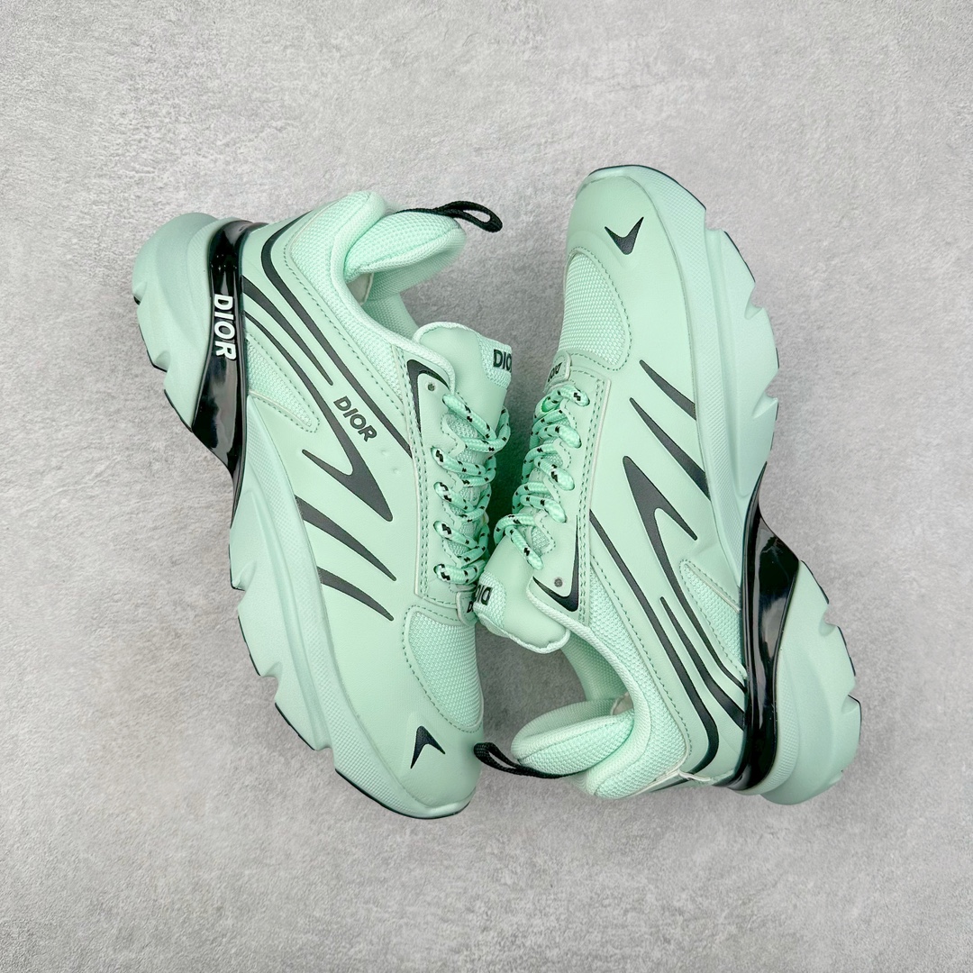 图片[3]-DIOR B44 Blade 迪奥2024新款圆头系带跑步鞋 新款鞋款的特点是受到 21 世纪启发的大胆蓬松造型 B44 Blade 运动鞋采用渐变技术网布制成 配有同色技术面料面板 鞋底上配有对比鲜明的 Blade 嵌件 与跑步世界息息相关 这款运动鞋具有运动、复古未来主义的外观 配有超细纤维和帆布嵌件 并饰有标志性的“Dior”标志 点缀在鞋面、鞋跟和侧面 鞋型饰有 Dior 和Lewis Hamilton标志性饰物 悬挂在鞋眼上 而鞋面、鞋跟和侧面则饰有 Dior 标志 尺码：36 37 38 39 40 41 42 43 44 45-选品中心