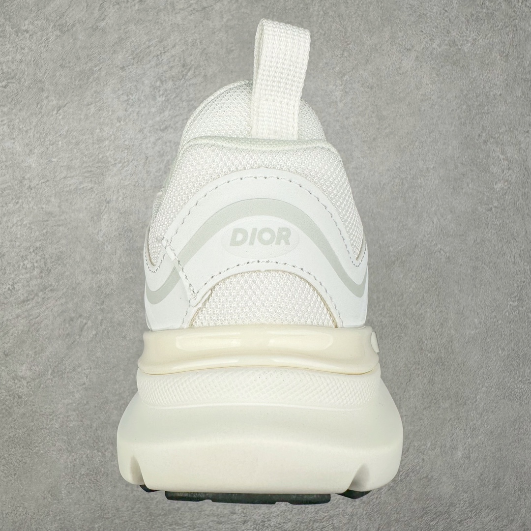 图片[8]-DIOR B44 Blade 迪奥2024新款圆头系带跑步鞋 新款鞋款的特点是受到 21 世纪启发的大胆蓬松造型 B44 Blade 运动鞋采用渐变技术网布制成 配有同色技术面料面板 鞋底上配有对比鲜明的 Blade 嵌件 与跑步世界息息相关 这款运动鞋具有运动、复古未来主义的外观 配有超细纤维和帆布嵌件 并饰有标志性的“Dior”标志 点缀在鞋面、鞋跟和侧面 鞋型饰有 Dior 和Lewis Hamilton标志性饰物 悬挂在鞋眼上 而鞋面、鞋跟和侧面则饰有 Dior 标志 尺码：36 37 38 39 40 41 42 43 44 45-选品中心