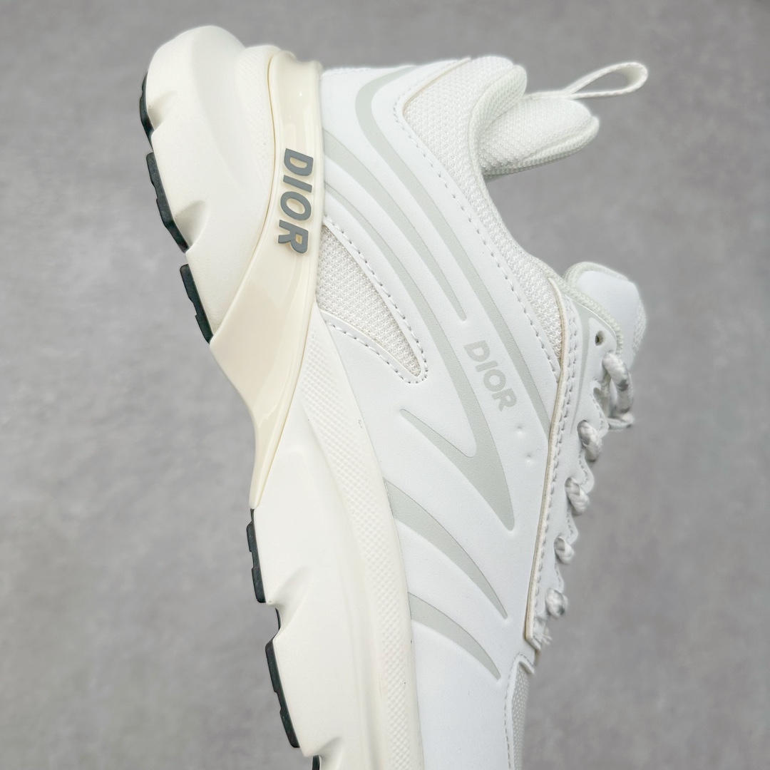图片[6]-DIOR B44 Blade 迪奥2024新款圆头系带跑步鞋 新款鞋款的特点是受到 21 世纪启发的大胆蓬松造型 B44 Blade 运动鞋采用渐变技术网布制成 配有同色技术面料面板 鞋底上配有对比鲜明的 Blade 嵌件 与跑步世界息息相关 这款运动鞋具有运动、复古未来主义的外观 配有超细纤维和帆布嵌件 并饰有标志性的“Dior”标志 点缀在鞋面、鞋跟和侧面 鞋型饰有 Dior 和Lewis Hamilton标志性饰物 悬挂在鞋眼上 而鞋面、鞋跟和侧面则饰有 Dior 标志 尺码：36 37 38 39 40 41 42 43 44 45-选品中心