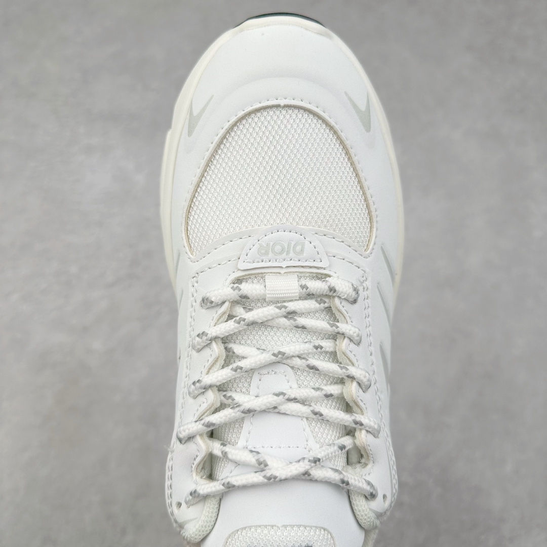 图片[4]-DIOR B44 Blade 迪奥2024新款圆头系带跑步鞋 新款鞋款的特点是受到 21 世纪启发的大胆蓬松造型 B44 Blade 运动鞋采用渐变技术网布制成 配有同色技术面料面板 鞋底上配有对比鲜明的 Blade 嵌件 与跑步世界息息相关 这款运动鞋具有运动、复古未来主义的外观 配有超细纤维和帆布嵌件 并饰有标志性的“Dior”标志 点缀在鞋面、鞋跟和侧面 鞋型饰有 Dior 和Lewis Hamilton标志性饰物 悬挂在鞋眼上 而鞋面、鞋跟和侧面则饰有 Dior 标志 尺码：36 37 38 39 40 41 42 43 44 45-选品中心