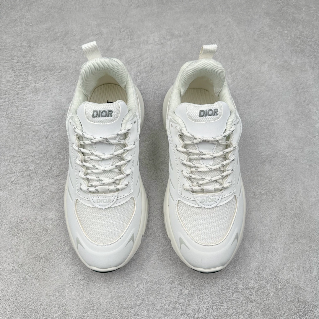 图片[2]-DIOR B44 Blade 迪奥2024新款圆头系带跑步鞋 新款鞋款的特点是受到 21 世纪启发的大胆蓬松造型 B44 Blade 运动鞋采用渐变技术网布制成 配有同色技术面料面板 鞋底上配有对比鲜明的 Blade 嵌件 与跑步世界息息相关 这款运动鞋具有运动、复古未来主义的外观 配有超细纤维和帆布嵌件 并饰有标志性的“Dior”标志 点缀在鞋面、鞋跟和侧面 鞋型饰有 Dior 和Lewis Hamilton标志性饰物 悬挂在鞋眼上 而鞋面、鞋跟和侧面则饰有 Dior 标志 尺码：36 37 38 39 40 41 42 43 44 45-选品中心