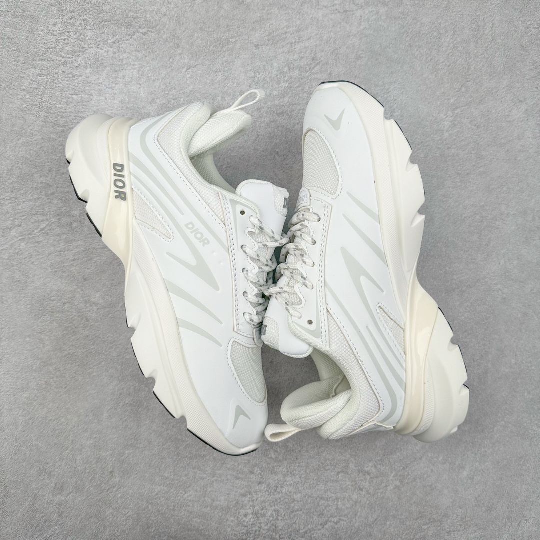图片[3]-DIOR B44 Blade 迪奥2024新款圆头系带跑步鞋 新款鞋款的特点是受到 21 世纪启发的大胆蓬松造型 B44 Blade 运动鞋采用渐变技术网布制成 配有同色技术面料面板 鞋底上配有对比鲜明的 Blade 嵌件 与跑步世界息息相关 这款运动鞋具有运动、复古未来主义的外观 配有超细纤维和帆布嵌件 并饰有标志性的“Dior”标志 点缀在鞋面、鞋跟和侧面 鞋型饰有 Dior 和Lewis Hamilton标志性饰物 悬挂在鞋眼上 而鞋面、鞋跟和侧面则饰有 Dior 标志 尺码：36 37 38 39 40 41 42 43 44 45-选品中心