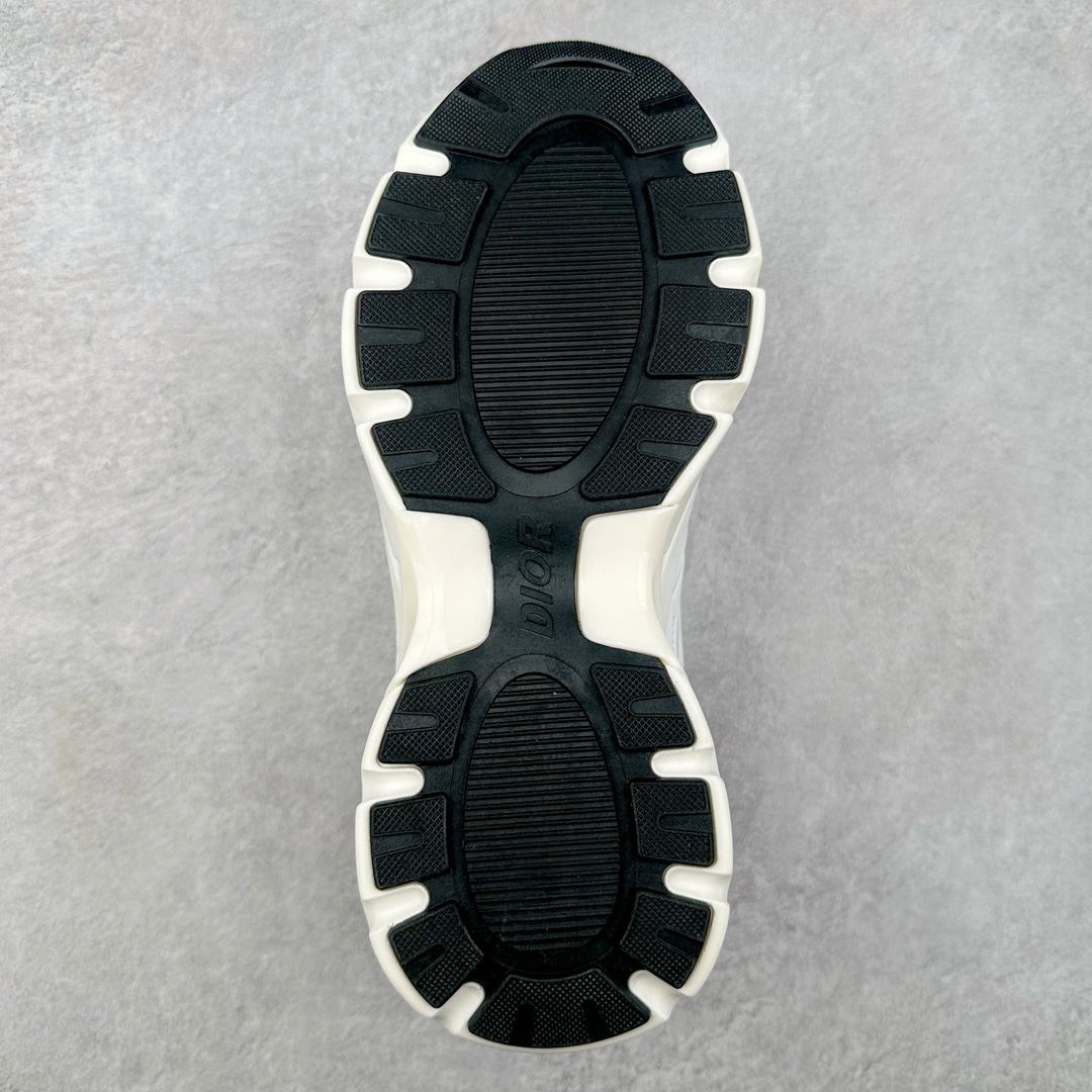 图片[9]-DIOR B44 Blade 迪奥2024新款圆头系带跑步鞋 新款鞋款的特点是受到 21 世纪启发的大胆蓬松造型 B44 Blade 运动鞋采用渐变技术网布制成 配有同色技术面料面板 鞋底上配有对比鲜明的 Blade 嵌件 与跑步世界息息相关 这款运动鞋具有运动、复古未来主义的外观 配有超细纤维和帆布嵌件 并饰有标志性的“Dior”标志 点缀在鞋面、鞋跟和侧面 鞋型饰有 Dior 和Lewis Hamilton标志性饰物 悬挂在鞋眼上 而鞋面、鞋跟和侧面则饰有 Dior 标志 尺码：36 37 38 39 40 41 42 43 44 45-选品中心