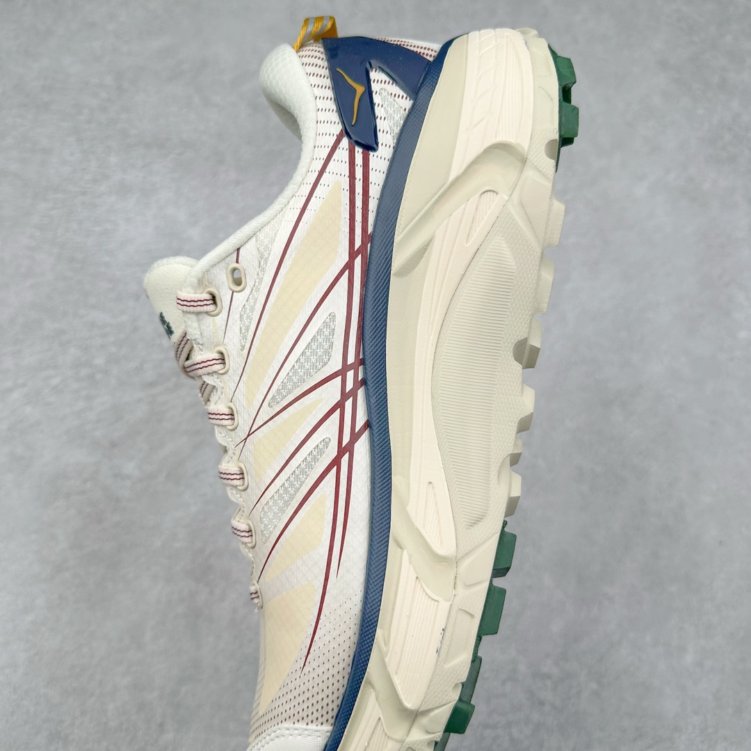 图片[6]-HOKA ONE ONE Mafate Speed 2 Low 玛法特2代系列低帮轻量户外越野休闲运动慢跑鞋 HOKA ONE ONE 最近推出了一个胶囊系列 Origin Story 这个系列里的 Mafate Speed 2 可以说让我日思夜想有一阵子了 最近终于拔草 让我来分享一下这双也是上脚赞到爆的越野跑鞋吧 以阿尔卑斯山脉作为主题将亮黄色与蓝色调覆盖在这经典轮廓之上 配色的呈现效果相当亮眼 以至于很多人买这个配色是用来日常搭配的 鞋面采用超轻的无缝架构 轻薄的TPU贴在透气的鞋面材料上 减轻重量同时也保证了支撑性 鞋底则采用滚动平衡技术 引导跑者回归自然步态 祖传的神奇EVA材质中底依旧是一如既往地表现优秀 能提供充足的缓震 作为HOKA家的越野跑鞋 VIBRAM 橡胶大底也是必不可少的 即便在复杂湿滑的地形 依旧能有良好的抓地力及稳定性 鞋带采用了弹性不易松脱的扁宽弹性鞋带 前掌与中掌部分也进行了加宽 也更加适合亚洲人的脚型 是一款十分全面且足够强悍的户外硬核越野鞋 而这双极其亮眼的越野跑鞋恰好又是在江山一百中参赛的UTMB冠军 Ludovic POMMERET 夺冠时穿着的战靴 这就让它变得更加有吸引力了 用来日常搭配的话短裤是基本不挑 长裤我个人推荐阔腿裤 工装裤以及各种长筒牛仔裤都可以 尺码：36 36.5 37.5 38 38.5 39 40 40.5 41 42 42.5 43 44 44.5 45-选品中心