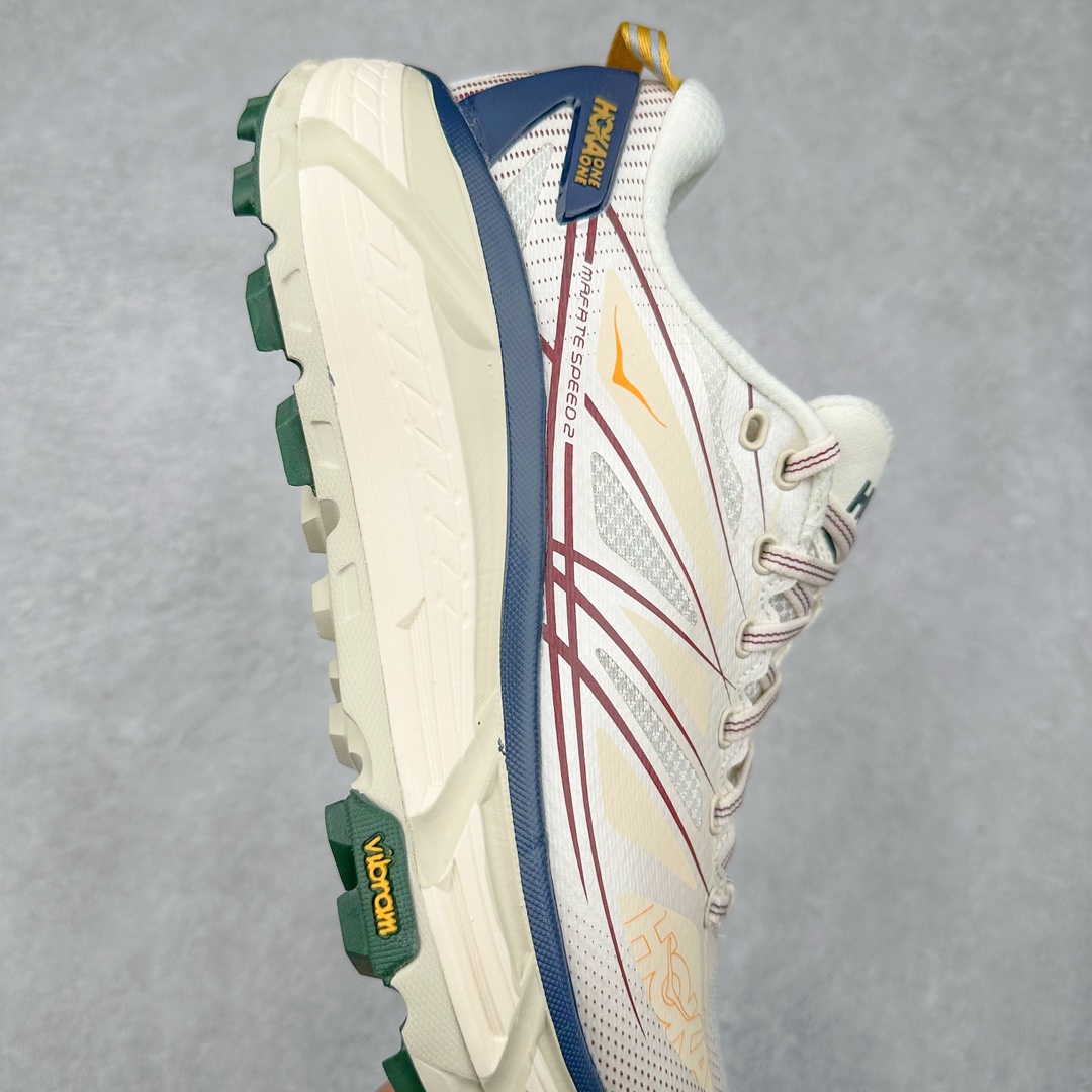 图片[5]-HOKA ONE ONE Mafate Speed 2 Low 玛法特2代系列低帮轻量户外越野休闲运动慢跑鞋 HOKA ONE ONE 最近推出了一个胶囊系列 Origin Story 这个系列里的 Mafate Speed 2 可以说让我日思夜想有一阵子了 最近终于拔草 让我来分享一下这双也是上脚赞到爆的越野跑鞋吧 以阿尔卑斯山脉作为主题将亮黄色与蓝色调覆盖在这经典轮廓之上 配色的呈现效果相当亮眼 以至于很多人买这个配色是用来日常搭配的 鞋面采用超轻的无缝架构 轻薄的TPU贴在透气的鞋面材料上 减轻重量同时也保证了支撑性 鞋底则采用滚动平衡技术 引导跑者回归自然步态 祖传的神奇EVA材质中底依旧是一如既往地表现优秀 能提供充足的缓震 作为HOKA家的越野跑鞋 VIBRAM 橡胶大底也是必不可少的 即便在复杂湿滑的地形 依旧能有良好的抓地力及稳定性 鞋带采用了弹性不易松脱的扁宽弹性鞋带 前掌与中掌部分也进行了加宽 也更加适合亚洲人的脚型 是一款十分全面且足够强悍的户外硬核越野鞋 而这双极其亮眼的越野跑鞋恰好又是在江山一百中参赛的UTMB冠军 Ludovic POMMERET 夺冠时穿着的战靴 这就让它变得更加有吸引力了 用来日常搭配的话短裤是基本不挑 长裤我个人推荐阔腿裤 工装裤以及各种长筒牛仔裤都可以 尺码：36 36.5 37.5 38 38.5 39 40 40.5 41 42 42.5 43 44 44.5 45-选品中心