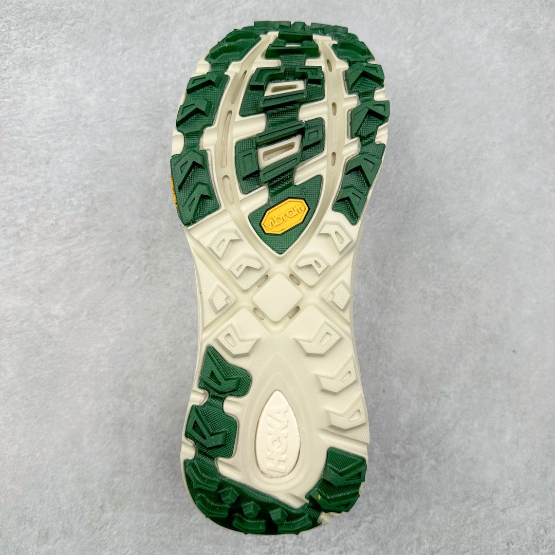 图片[8]-HOKA ONE ONE Mafate Speed 2 Low 玛法特2代系列低帮轻量户外越野休闲运动慢跑鞋 HOKA ONE ONE 最近推出了一个胶囊系列 Origin Story 这个系列里的 Mafate Speed 2 可以说让我日思夜想有一阵子了 最近终于拔草 让我来分享一下这双也是上脚赞到爆的越野跑鞋吧 以阿尔卑斯山脉作为主题将亮黄色与蓝色调覆盖在这经典轮廓之上 配色的呈现效果相当亮眼 以至于很多人买这个配色是用来日常搭配的 鞋面采用超轻的无缝架构 轻薄的TPU贴在透气的鞋面材料上 减轻重量同时也保证了支撑性 鞋底则采用滚动平衡技术 引导跑者回归自然步态 祖传的神奇EVA材质中底依旧是一如既往地表现优秀 能提供充足的缓震 作为HOKA家的越野跑鞋 VIBRAM 橡胶大底也是必不可少的 即便在复杂湿滑的地形 依旧能有良好的抓地力及稳定性 鞋带采用了弹性不易松脱的扁宽弹性鞋带 前掌与中掌部分也进行了加宽 也更加适合亚洲人的脚型 是一款十分全面且足够强悍的户外硬核越野鞋 而这双极其亮眼的越野跑鞋恰好又是在江山一百中参赛的UTMB冠军 Ludovic POMMERET 夺冠时穿着的战靴 这就让它变得更加有吸引力了 用来日常搭配的话短裤是基本不挑 长裤我个人推荐阔腿裤 工装裤以及各种长筒牛仔裤都可以 尺码：36 36.5 37.5 38 38.5 39 40 40.5 41 42 42.5 43 44 44.5 45-选品中心