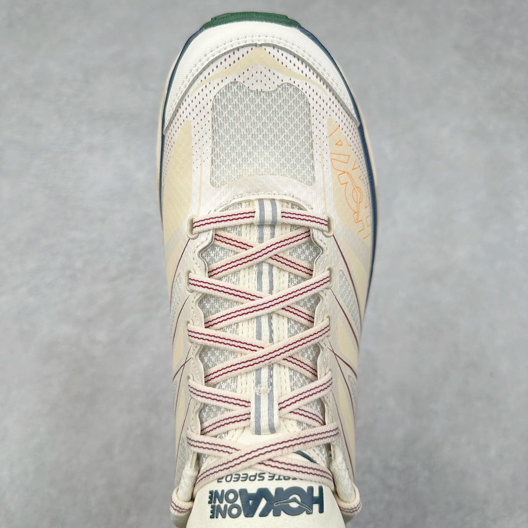 图片[3]-HOKA ONE ONE Mafate Speed 2 Low 玛法特2代系列低帮轻量户外越野休闲运动慢跑鞋 HOKA ONE ONE 最近推出了一个胶囊系列 Origin Story 这个系列里的 Mafate Speed 2 可以说让我日思夜想有一阵子了 最近终于拔草 让我来分享一下这双也是上脚赞到爆的越野跑鞋吧 以阿尔卑斯山脉作为主题将亮黄色与蓝色调覆盖在这经典轮廓之上 配色的呈现效果相当亮眼 以至于很多人买这个配色是用来日常搭配的 鞋面采用超轻的无缝架构 轻薄的TPU贴在透气的鞋面材料上 减轻重量同时也保证了支撑性 鞋底则采用滚动平衡技术 引导跑者回归自然步态 祖传的神奇EVA材质中底依旧是一如既往地表现优秀 能提供充足的缓震 作为HOKA家的越野跑鞋 VIBRAM 橡胶大底也是必不可少的 即便在复杂湿滑的地形 依旧能有良好的抓地力及稳定性 鞋带采用了弹性不易松脱的扁宽弹性鞋带 前掌与中掌部分也进行了加宽 也更加适合亚洲人的脚型 是一款十分全面且足够强悍的户外硬核越野鞋 而这双极其亮眼的越野跑鞋恰好又是在江山一百中参赛的UTMB冠军 Ludovic POMMERET 夺冠时穿着的战靴 这就让它变得更加有吸引力了 用来日常搭配的话短裤是基本不挑 长裤我个人推荐阔腿裤 工装裤以及各种长筒牛仔裤都可以 尺码：36 36.5 37.5 38 38.5 39 40 40.5 41 42 42.5 43 44 44.5 45-选品中心