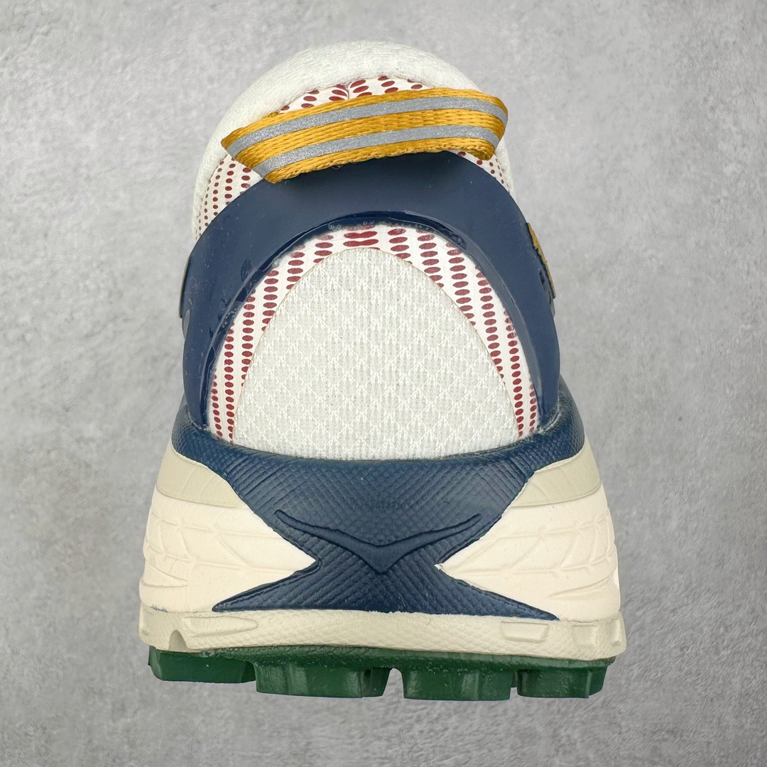 图片[7]-HOKA ONE ONE Mafate Speed 2 Low 玛法特2代系列低帮轻量户外越野休闲运动慢跑鞋 HOKA ONE ONE 最近推出了一个胶囊系列 Origin Story 这个系列里的 Mafate Speed 2 可以说让我日思夜想有一阵子了 最近终于拔草 让我来分享一下这双也是上脚赞到爆的越野跑鞋吧 以阿尔卑斯山脉作为主题将亮黄色与蓝色调覆盖在这经典轮廓之上 配色的呈现效果相当亮眼 以至于很多人买这个配色是用来日常搭配的 鞋面采用超轻的无缝架构 轻薄的TPU贴在透气的鞋面材料上 减轻重量同时也保证了支撑性 鞋底则采用滚动平衡技术 引导跑者回归自然步态 祖传的神奇EVA材质中底依旧是一如既往地表现优秀 能提供充足的缓震 作为HOKA家的越野跑鞋 VIBRAM 橡胶大底也是必不可少的 即便在复杂湿滑的地形 依旧能有良好的抓地力及稳定性 鞋带采用了弹性不易松脱的扁宽弹性鞋带 前掌与中掌部分也进行了加宽 也更加适合亚洲人的脚型 是一款十分全面且足够强悍的户外硬核越野鞋 而这双极其亮眼的越野跑鞋恰好又是在江山一百中参赛的UTMB冠军 Ludovic POMMERET 夺冠时穿着的战靴 这就让它变得更加有吸引力了 用来日常搭配的话短裤是基本不挑 长裤我个人推荐阔腿裤 工装裤以及各种长筒牛仔裤都可以 尺码：36 36.5 37.5 38 38.5 39 40 40.5 41 42 42.5 43 44 44.5 45-选品中心