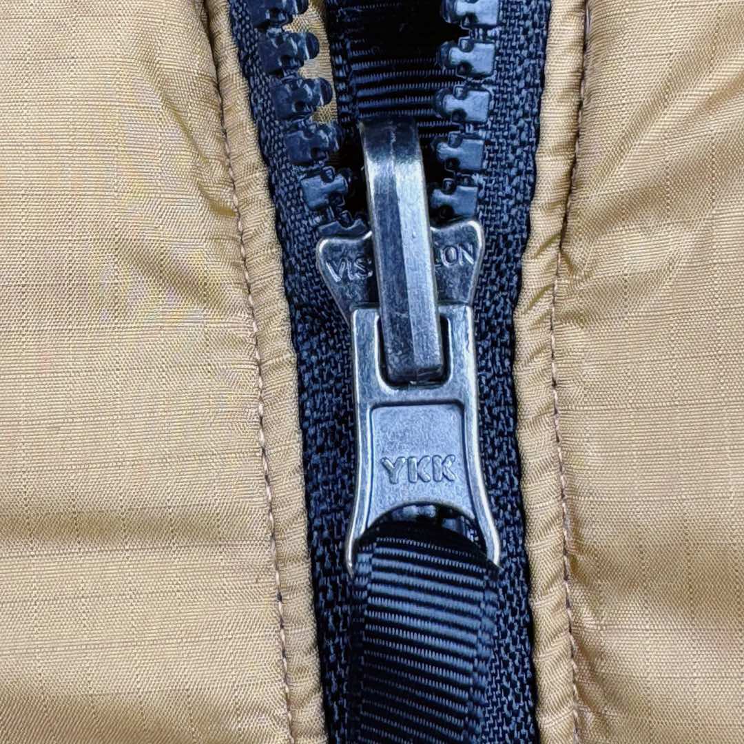 图片[12]-＃纯原特价福利 TheNorthFace 1996 Nuptse 4NCH 北面拼色户外经典潮牌羽绒服 美国原厂原版数据开版 比例协调、宽松、保暖、时尚 真正原厂内部数据 最大可穿至230斤左右【非市面为节约成本而缩小版型】建议对比尺码表参数 全新进口百灵达绣花机定制万针电绣 采用进口7号针 进口绣线 保证每字饱满、立体、清晰 可称最贵绣标 采用国标90白鸭绒填充 保暖性能更出色 轻便不厚重 压缩后的蓬松度恢复性好 原厂定制40D格子四级防水布料 独家采用原版一致单层布料做法【非市面通货内加胆布】采用单层布料考验了布料及羽绒必须要达标 防止跑绒 并保证手感及膨松度 内里采用尼龙nylon双重双层封禁设计 不会出现任何跑绒现象 内置抽拉绳扣的可调节下摆 可防风防寒 拉链采用吉田YKK原厂定制 刻字清晰 质感完美顺滑 建议比较可供过毒验货 辅料及扣子均采用原版一样铜芯弹簧【非市面铁芯弹簧】可对比了解更多细节 只做市场最高版本 袖口六角扣标志着同步原版一样的六角扣 真正做到和原版一摸一样 不诋毁 不浮夸 真实且不需要太多文案 因为专注 所以专业！ 库存明细 宝石蓝 XS×30 S×30 抹茶绿 XS×60 S×60 M×60 L×60 藏蓝绿 XS×120 S×35 M×25 卡其色 XS×10 S×20 M×60 L×60 XL×60 XXL×30-选品中心