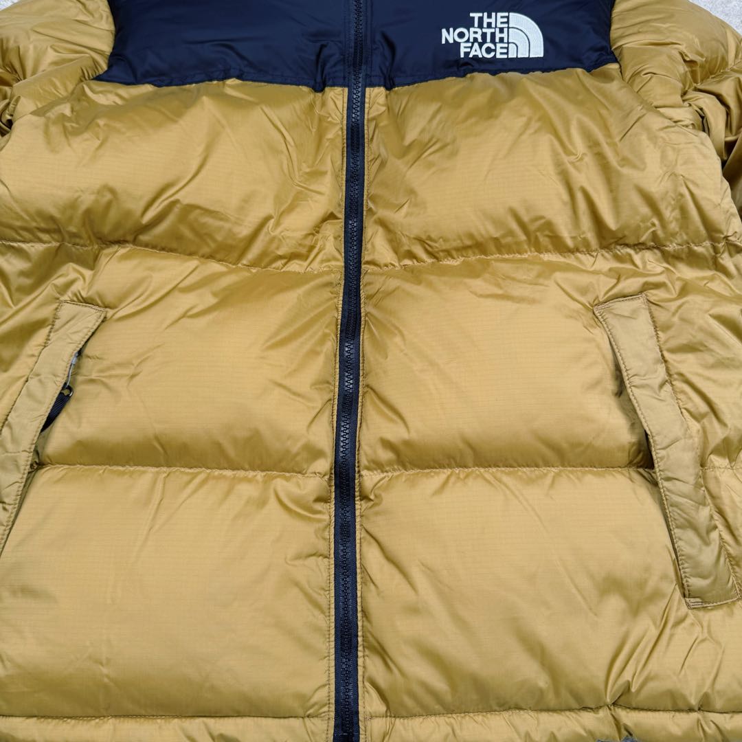 图片[10]-＃纯原特价福利 TheNorthFace 1996 Nuptse 4NCH 北面拼色户外经典潮牌羽绒服 美国原厂原版数据开版 比例协调、宽松、保暖、时尚 真正原厂内部数据 最大可穿至230斤左右【非市面为节约成本而缩小版型】建议对比尺码表参数 全新进口百灵达绣花机定制万针电绣 采用进口7号针 进口绣线 保证每字饱满、立体、清晰 可称最贵绣标 采用国标90白鸭绒填充 保暖性能更出色 轻便不厚重 压缩后的蓬松度恢复性好 原厂定制40D格子四级防水布料 独家采用原版一致单层布料做法【非市面通货内加胆布】采用单层布料考验了布料及羽绒必须要达标 防止跑绒 并保证手感及膨松度 内里采用尼龙nylon双重双层封禁设计 不会出现任何跑绒现象 内置抽拉绳扣的可调节下摆 可防风防寒 拉链采用吉田YKK原厂定制 刻字清晰 质感完美顺滑 建议比较可供过毒验货 辅料及扣子均采用原版一样铜芯弹簧【非市面铁芯弹簧】可对比了解更多细节 只做市场最高版本 袖口六角扣标志着同步原版一样的六角扣 真正做到和原版一摸一样 不诋毁 不浮夸 真实且不需要太多文案 因为专注 所以专业！ 库存明细 宝石蓝 XS×30 S×30 抹茶绿 XS×60 S×60 M×60 L×60 藏蓝绿 XS×120 S×35 M×25 卡其色 XS×10 S×20 M×60 L×60 XL×60 XXL×30-选品中心
