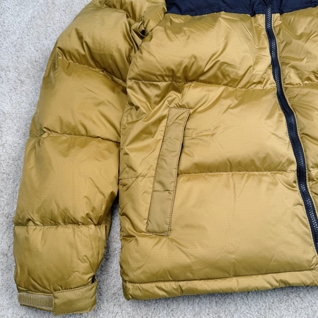 图片[8]-＃纯原特价福利 TheNorthFace 1996 Nuptse 4NCH 北面拼色户外经典潮牌羽绒服 美国原厂原版数据开版 比例协调、宽松、保暖、时尚 真正原厂内部数据 最大可穿至230斤左右【非市面为节约成本而缩小版型】建议对比尺码表参数 全新进口百灵达绣花机定制万针电绣 采用进口7号针 进口绣线 保证每字饱满、立体、清晰 可称最贵绣标 采用国标90白鸭绒填充 保暖性能更出色 轻便不厚重 压缩后的蓬松度恢复性好 原厂定制40D格子四级防水布料 独家采用原版一致单层布料做法【非市面通货内加胆布】采用单层布料考验了布料及羽绒必须要达标 防止跑绒 并保证手感及膨松度 内里采用尼龙nylon双重双层封禁设计 不会出现任何跑绒现象 内置抽拉绳扣的可调节下摆 可防风防寒 拉链采用吉田YKK原厂定制 刻字清晰 质感完美顺滑 建议比较可供过毒验货 辅料及扣子均采用原版一样铜芯弹簧【非市面铁芯弹簧】可对比了解更多细节 只做市场最高版本 袖口六角扣标志着同步原版一样的六角扣 真正做到和原版一摸一样 不诋毁 不浮夸 真实且不需要太多文案 因为专注 所以专业！ 库存明细 宝石蓝 XS×30 S×30 抹茶绿 XS×60 S×60 M×60 L×60 藏蓝绿 XS×120 S×35 M×25 卡其色 XS×10 S×20 M×60 L×60 XL×60 XXL×30-选品中心