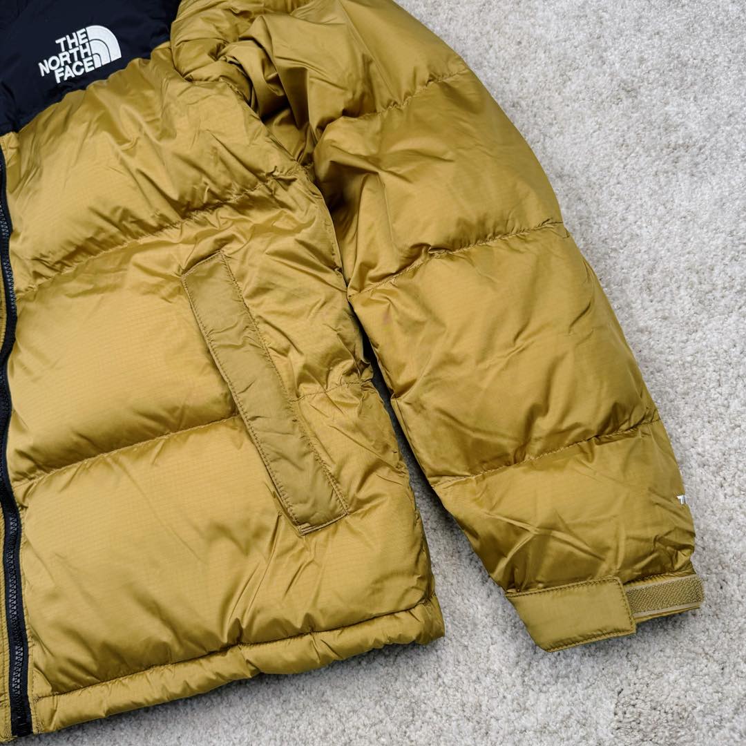 图片[7]-＃纯原特价福利 TheNorthFace 1996 Nuptse 4NCH 北面拼色户外经典潮牌羽绒服 美国原厂原版数据开版 比例协调、宽松、保暖、时尚 真正原厂内部数据 最大可穿至230斤左右【非市面为节约成本而缩小版型】建议对比尺码表参数 全新进口百灵达绣花机定制万针电绣 采用进口7号针 进口绣线 保证每字饱满、立体、清晰 可称最贵绣标 采用国标90白鸭绒填充 保暖性能更出色 轻便不厚重 压缩后的蓬松度恢复性好 原厂定制40D格子四级防水布料 独家采用原版一致单层布料做法【非市面通货内加胆布】采用单层布料考验了布料及羽绒必须要达标 防止跑绒 并保证手感及膨松度 内里采用尼龙nylon双重双层封禁设计 不会出现任何跑绒现象 内置抽拉绳扣的可调节下摆 可防风防寒 拉链采用吉田YKK原厂定制 刻字清晰 质感完美顺滑 建议比较可供过毒验货 辅料及扣子均采用原版一样铜芯弹簧【非市面铁芯弹簧】可对比了解更多细节 只做市场最高版本 袖口六角扣标志着同步原版一样的六角扣 真正做到和原版一摸一样 不诋毁 不浮夸 真实且不需要太多文案 因为专注 所以专业！ 库存明细 宝石蓝 XS×30 S×30 抹茶绿 XS×60 S×60 M×60 L×60 藏蓝绿 XS×120 S×35 M×25 卡其色 XS×10 S×20 M×60 L×60 XL×60 XXL×30-选品中心