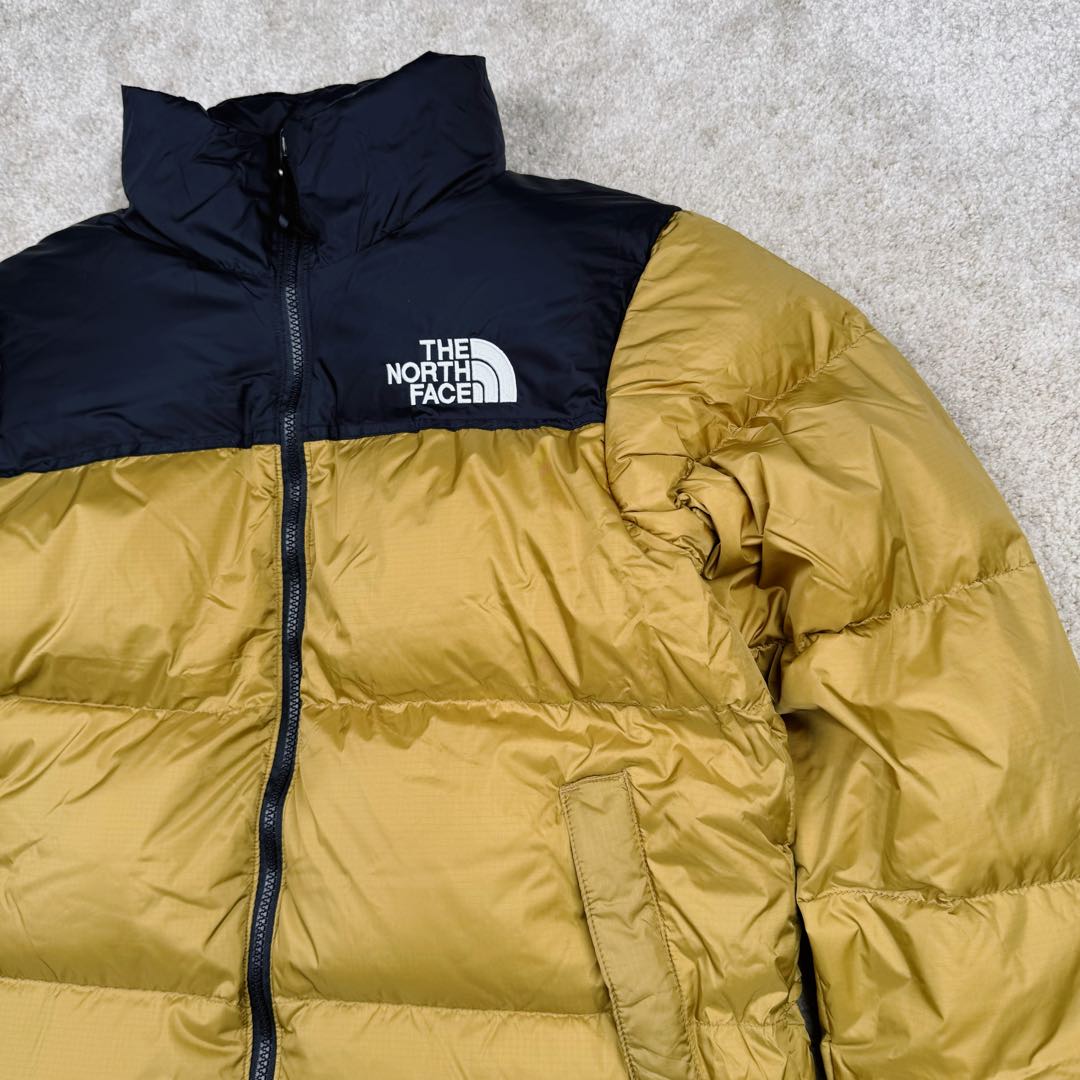 图片[5]-＃纯原特价福利 TheNorthFace 1996 Nuptse 4NCH 北面拼色户外经典潮牌羽绒服 美国原厂原版数据开版 比例协调、宽松、保暖、时尚 真正原厂内部数据 最大可穿至230斤左右【非市面为节约成本而缩小版型】建议对比尺码表参数 全新进口百灵达绣花机定制万针电绣 采用进口7号针 进口绣线 保证每字饱满、立体、清晰 可称最贵绣标 采用国标90白鸭绒填充 保暖性能更出色 轻便不厚重 压缩后的蓬松度恢复性好 原厂定制40D格子四级防水布料 独家采用原版一致单层布料做法【非市面通货内加胆布】采用单层布料考验了布料及羽绒必须要达标 防止跑绒 并保证手感及膨松度 内里采用尼龙nylon双重双层封禁设计 不会出现任何跑绒现象 内置抽拉绳扣的可调节下摆 可防风防寒 拉链采用吉田YKK原厂定制 刻字清晰 质感完美顺滑 建议比较可供过毒验货 辅料及扣子均采用原版一样铜芯弹簧【非市面铁芯弹簧】可对比了解更多细节 只做市场最高版本 袖口六角扣标志着同步原版一样的六角扣 真正做到和原版一摸一样 不诋毁 不浮夸 真实且不需要太多文案 因为专注 所以专业！ 库存明细 宝石蓝 XS×30 S×30 抹茶绿 XS×60 S×60 M×60 L×60 藏蓝绿 XS×120 S×35 M×25 卡其色 XS×10 S×20 M×60 L×60 XL×60 XXL×30-选品中心
