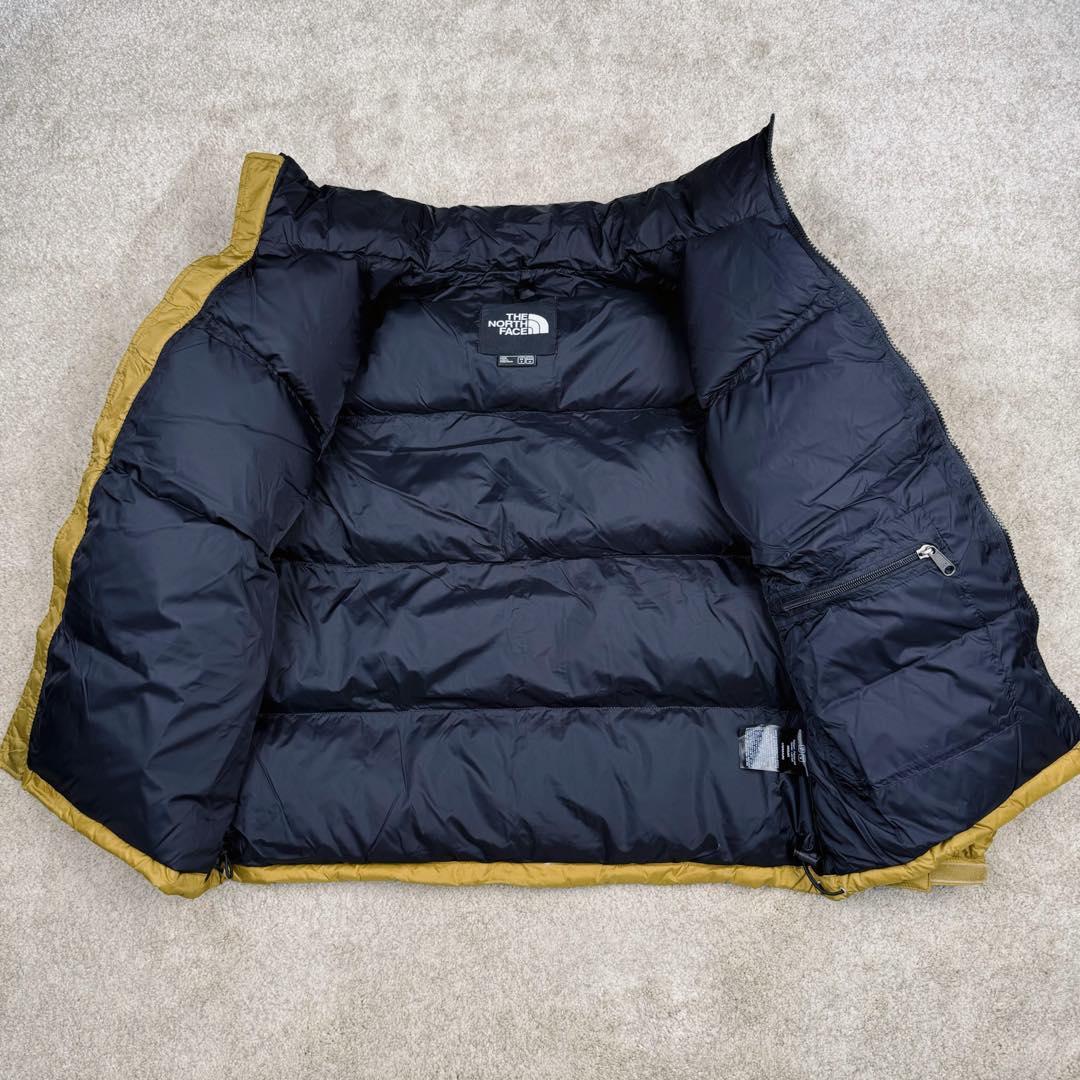图片[3]-＃纯原特价福利 TheNorthFace 1996 Nuptse 4NCH 北面拼色户外经典潮牌羽绒服 美国原厂原版数据开版 比例协调、宽松、保暖、时尚 真正原厂内部数据 最大可穿至230斤左右【非市面为节约成本而缩小版型】建议对比尺码表参数 全新进口百灵达绣花机定制万针电绣 采用进口7号针 进口绣线 保证每字饱满、立体、清晰 可称最贵绣标 采用国标90白鸭绒填充 保暖性能更出色 轻便不厚重 压缩后的蓬松度恢复性好 原厂定制40D格子四级防水布料 独家采用原版一致单层布料做法【非市面通货内加胆布】采用单层布料考验了布料及羽绒必须要达标 防止跑绒 并保证手感及膨松度 内里采用尼龙nylon双重双层封禁设计 不会出现任何跑绒现象 内置抽拉绳扣的可调节下摆 可防风防寒 拉链采用吉田YKK原厂定制 刻字清晰 质感完美顺滑 建议比较可供过毒验货 辅料及扣子均采用原版一样铜芯弹簧【非市面铁芯弹簧】可对比了解更多细节 只做市场最高版本 袖口六角扣标志着同步原版一样的六角扣 真正做到和原版一摸一样 不诋毁 不浮夸 真实且不需要太多文案 因为专注 所以专业！ 库存明细 宝石蓝 XS×30 S×30 抹茶绿 XS×60 S×60 M×60 L×60 藏蓝绿 XS×120 S×35 M×25 卡其色 XS×10 S×20 M×60 L×60 XL×60 XXL×30-选品中心