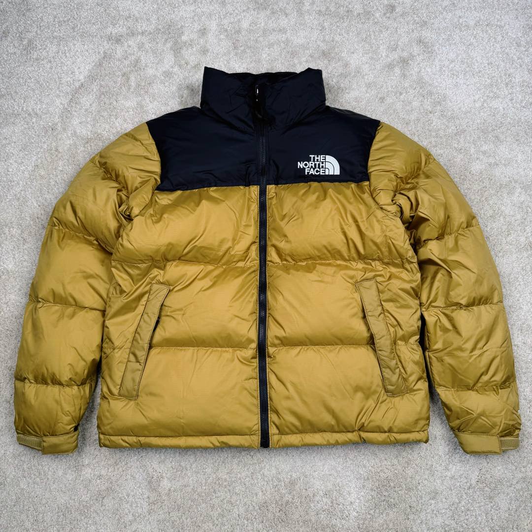 ＃纯原特价福利 TheNorthFace 1996 Nuptse 4NCH 北面拼色户外经典潮牌羽绒服 美国原厂原版数据开版 比例协调、宽松、保暖、时尚 真正原厂内部数据 最大可穿至230斤左右【非市面为节约成本而缩小版型】建议对比尺码表参数 全新进口百灵达绣花机定制万针电绣 采用进口7号针 进口绣线 保证每字饱满、立体、清晰 可称最贵绣标 采用国标90白鸭绒填充 保暖性能更出色 轻便不厚重 压缩后的蓬松度恢复性好 原厂定制40D格子四级防水布料 独家采用原版一致单层布料做法【非市面通货内加胆布】采用单层布料考验了布料及羽绒必须要达标 防止跑绒 并保证手感及膨松度 内里采用尼龙nylon双重双层封禁设计 不会出现任何跑绒现象 内置抽拉绳扣的可调节下摆 可防风防寒 拉链采用吉田YKK原厂定制 刻字清晰 质感完美顺滑 建议比较可供过毒验货 辅料及扣子均采用原版一样铜芯弹簧【非市面铁芯弹簧】可对比了解更多细节 只做市场最高版本 袖口六角扣标志着同步原版一样的六角扣 真正做到和原版一摸一样 不诋毁 不浮夸 真实且不需要太多文案 因为专注 所以专业！ 库存明细 宝石蓝 XS×30 S×30 抹茶绿 XS×60 S×60 M×60 L×60 藏蓝绿 XS×120 S×35 M×25 卡其色 XS×10 S×20 M×60 L×60 XL×60 XXL×30-选品中心