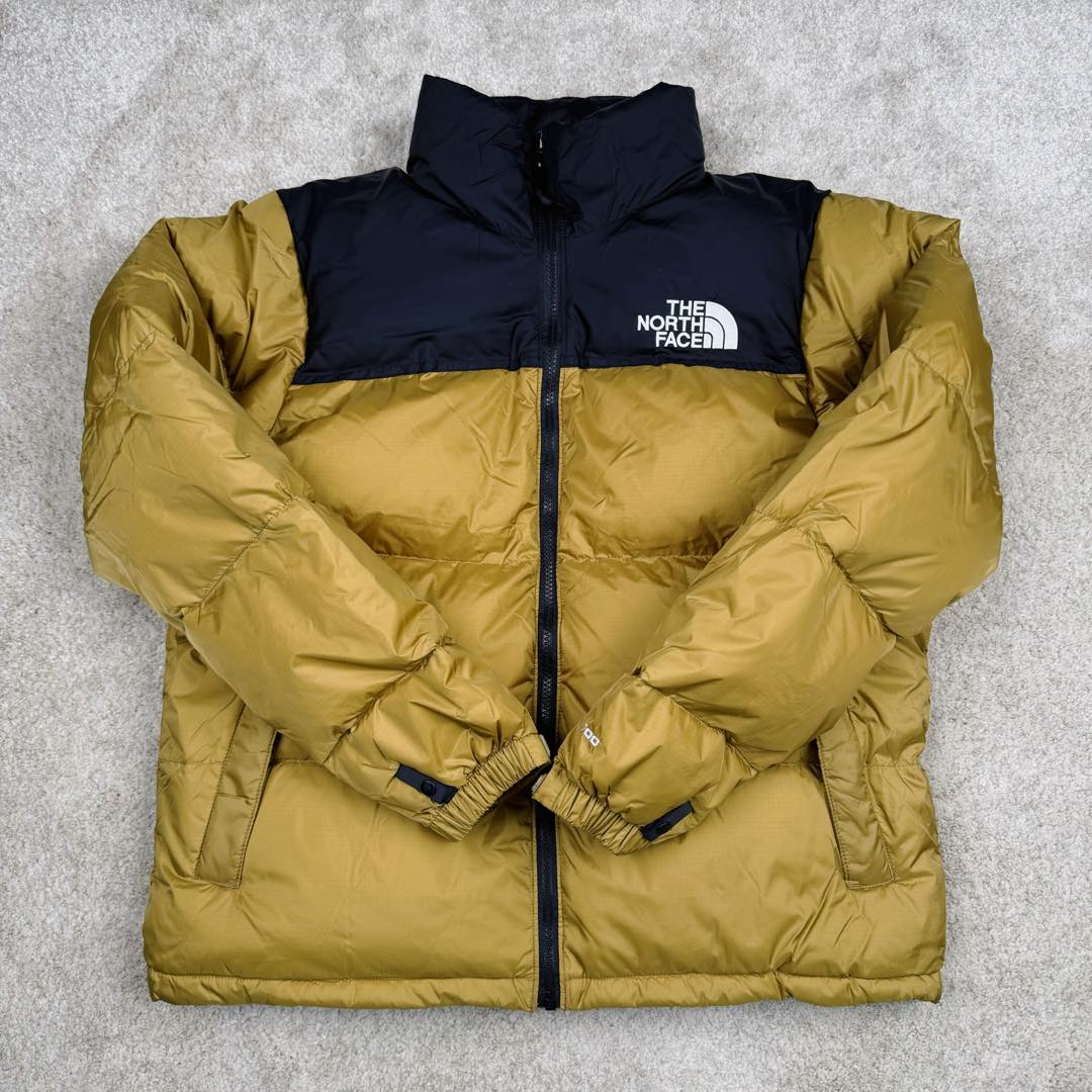 图片[2]-＃纯原特价福利 TheNorthFace 1996 Nuptse 4NCH 北面拼色户外经典潮牌羽绒服 美国原厂原版数据开版 比例协调、宽松、保暖、时尚 真正原厂内部数据 最大可穿至230斤左右【非市面为节约成本而缩小版型】建议对比尺码表参数 全新进口百灵达绣花机定制万针电绣 采用进口7号针 进口绣线 保证每字饱满、立体、清晰 可称最贵绣标 采用国标90白鸭绒填充 保暖性能更出色 轻便不厚重 压缩后的蓬松度恢复性好 原厂定制40D格子四级防水布料 独家采用原版一致单层布料做法【非市面通货内加胆布】采用单层布料考验了布料及羽绒必须要达标 防止跑绒 并保证手感及膨松度 内里采用尼龙nylon双重双层封禁设计 不会出现任何跑绒现象 内置抽拉绳扣的可调节下摆 可防风防寒 拉链采用吉田YKK原厂定制 刻字清晰 质感完美顺滑 建议比较可供过毒验货 辅料及扣子均采用原版一样铜芯弹簧【非市面铁芯弹簧】可对比了解更多细节 只做市场最高版本 袖口六角扣标志着同步原版一样的六角扣 真正做到和原版一摸一样 不诋毁 不浮夸 真实且不需要太多文案 因为专注 所以专业！ 库存明细 宝石蓝 XS×30 S×30 抹茶绿 XS×60 S×60 M×60 L×60 藏蓝绿 XS×120 S×35 M×25 卡其色 XS×10 S×20 M×60 L×60 XL×60 XXL×30-选品中心