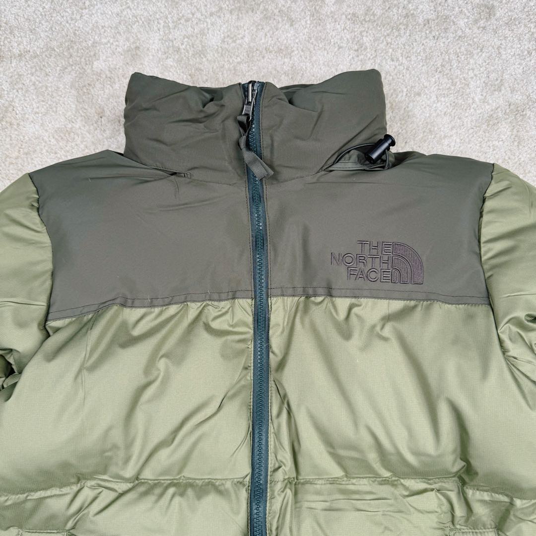 图片[4]-＃纯原特价福利 TheNorthFace 1996 Nuptse 4NCH 北面拼色户外经典潮牌羽绒服 美国原厂原版数据开版 比例协调、宽松、保暖、时尚 真正原厂内部数据 最大可穿至230斤左右【非市面为节约成本而缩小版型】建议对比尺码表参数 全新进口百灵达绣花机定制万针电绣 采用进口7号针 进口绣线 保证每字饱满、立体、清晰 可称最贵绣标 采用国标90白鸭绒填充 保暖性能更出色 轻便不厚重 压缩后的蓬松度恢复性好 原厂定制40D格子四级防水布料 独家采用原版一致单层布料做法【非市面通货内加胆布】采用单层布料考验了布料及羽绒必须要达标 防止跑绒 并保证手感及膨松度 内里采用尼龙nylon双重双层封禁设计 不会出现任何跑绒现象 内置抽拉绳扣的可调节下摆 可防风防寒 拉链采用吉田YKK原厂定制 刻字清晰 质感完美顺滑 建议比较可供过毒验货 辅料及扣子均采用原版一样铜芯弹簧【非市面铁芯弹簧】可对比了解更多细节 只做市场最高版本 袖口六角扣标志着同步原版一样的六角扣 真正做到和原版一摸一样 不诋毁 不浮夸 真实且不需要太多文案 因为专注 所以专业！ 库存明细 宝石蓝 XS×30 S×30 抹茶绿 XS×60 S×60 M×60 L×60 藏蓝绿 XS×120 S×35 M×25 卡其色 XS×10 S×20 M×60 L×60 XL×60 XXL×30-选品中心