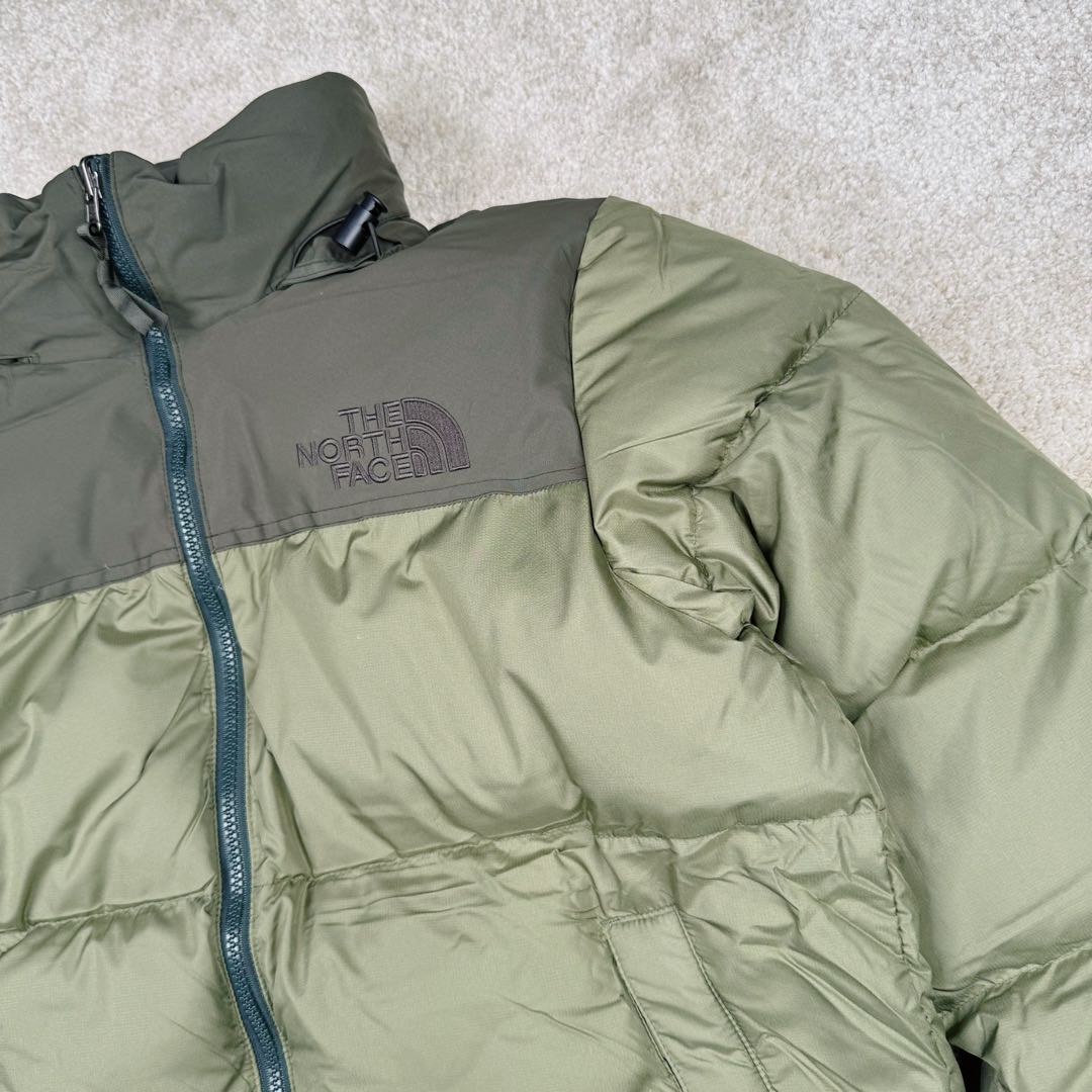 图片[5]-＃纯原特价福利 TheNorthFace 1996 Nuptse 4NCH 北面拼色户外经典潮牌羽绒服 美国原厂原版数据开版 比例协调、宽松、保暖、时尚 真正原厂内部数据 最大可穿至230斤左右【非市面为节约成本而缩小版型】建议对比尺码表参数 全新进口百灵达绣花机定制万针电绣 采用进口7号针 进口绣线 保证每字饱满、立体、清晰 可称最贵绣标 采用国标90白鸭绒填充 保暖性能更出色 轻便不厚重 压缩后的蓬松度恢复性好 原厂定制40D格子四级防水布料 独家采用原版一致单层布料做法【非市面通货内加胆布】采用单层布料考验了布料及羽绒必须要达标 防止跑绒 并保证手感及膨松度 内里采用尼龙nylon双重双层封禁设计 不会出现任何跑绒现象 内置抽拉绳扣的可调节下摆 可防风防寒 拉链采用吉田YKK原厂定制 刻字清晰 质感完美顺滑 建议比较可供过毒验货 辅料及扣子均采用原版一样铜芯弹簧【非市面铁芯弹簧】可对比了解更多细节 只做市场最高版本 袖口六角扣标志着同步原版一样的六角扣 真正做到和原版一摸一样 不诋毁 不浮夸 真实且不需要太多文案 因为专注 所以专业！ 库存明细 宝石蓝 XS×30 S×30 抹茶绿 XS×60 S×60 M×60 L×60 藏蓝绿 XS×120 S×35 M×25 卡其色 XS×10 S×20 M×60 L×60 XL×60 XXL×30-选品中心