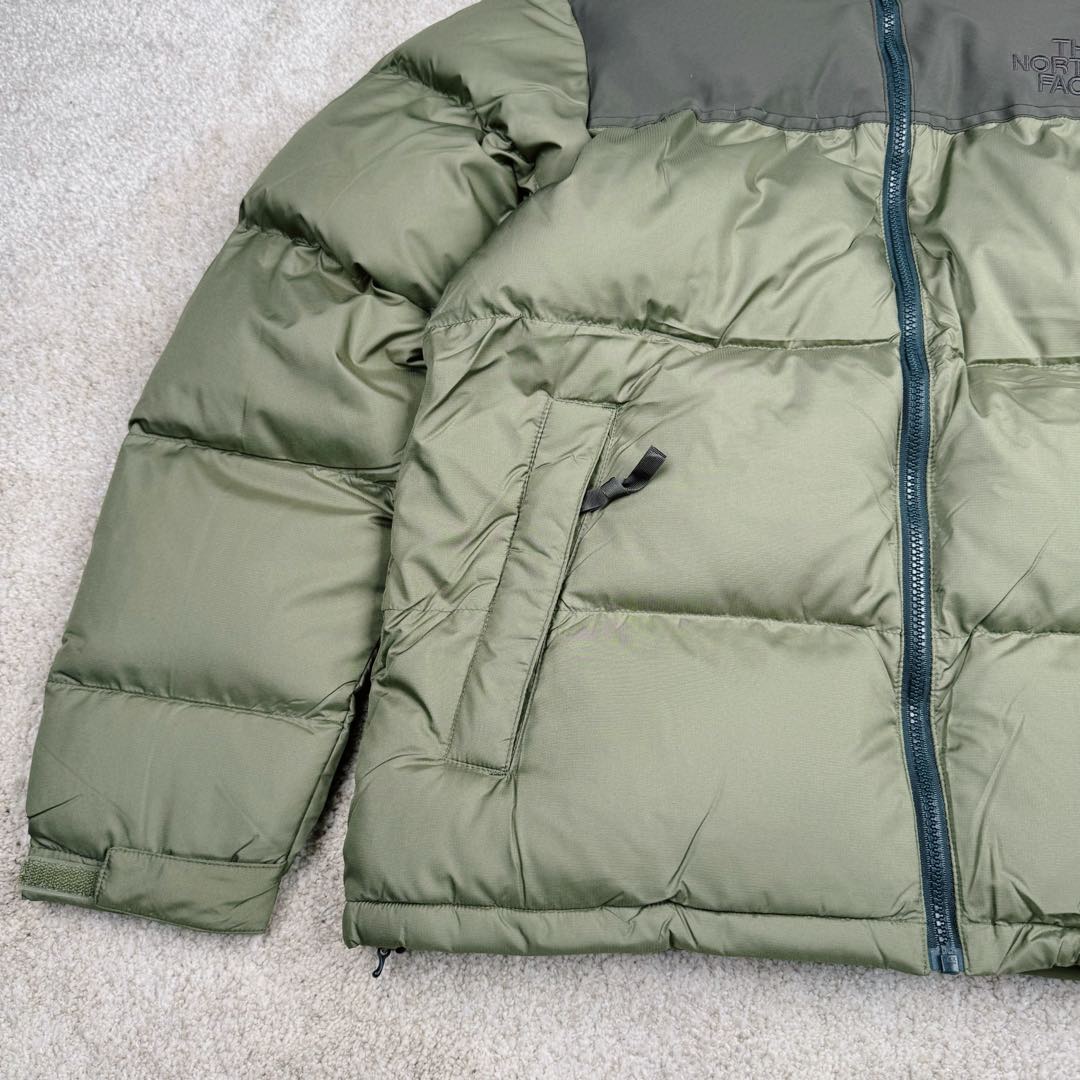 图片[6]-＃纯原特价福利 TheNorthFace 1996 Nuptse 4NCH 北面拼色户外经典潮牌羽绒服 美国原厂原版数据开版 比例协调、宽松、保暖、时尚 真正原厂内部数据 最大可穿至230斤左右【非市面为节约成本而缩小版型】建议对比尺码表参数 全新进口百灵达绣花机定制万针电绣 采用进口7号针 进口绣线 保证每字饱满、立体、清晰 可称最贵绣标 采用国标90白鸭绒填充 保暖性能更出色 轻便不厚重 压缩后的蓬松度恢复性好 原厂定制40D格子四级防水布料 独家采用原版一致单层布料做法【非市面通货内加胆布】采用单层布料考验了布料及羽绒必须要达标 防止跑绒 并保证手感及膨松度 内里采用尼龙nylon双重双层封禁设计 不会出现任何跑绒现象 内置抽拉绳扣的可调节下摆 可防风防寒 拉链采用吉田YKK原厂定制 刻字清晰 质感完美顺滑 建议比较可供过毒验货 辅料及扣子均采用原版一样铜芯弹簧【非市面铁芯弹簧】可对比了解更多细节 只做市场最高版本 袖口六角扣标志着同步原版一样的六角扣 真正做到和原版一摸一样 不诋毁 不浮夸 真实且不需要太多文案 因为专注 所以专业！ 库存明细 宝石蓝 XS×30 S×30 抹茶绿 XS×60 S×60 M×60 L×60 藏蓝绿 XS×120 S×35 M×25 卡其色 XS×10 S×20 M×60 L×60 XL×60 XXL×30-选品中心