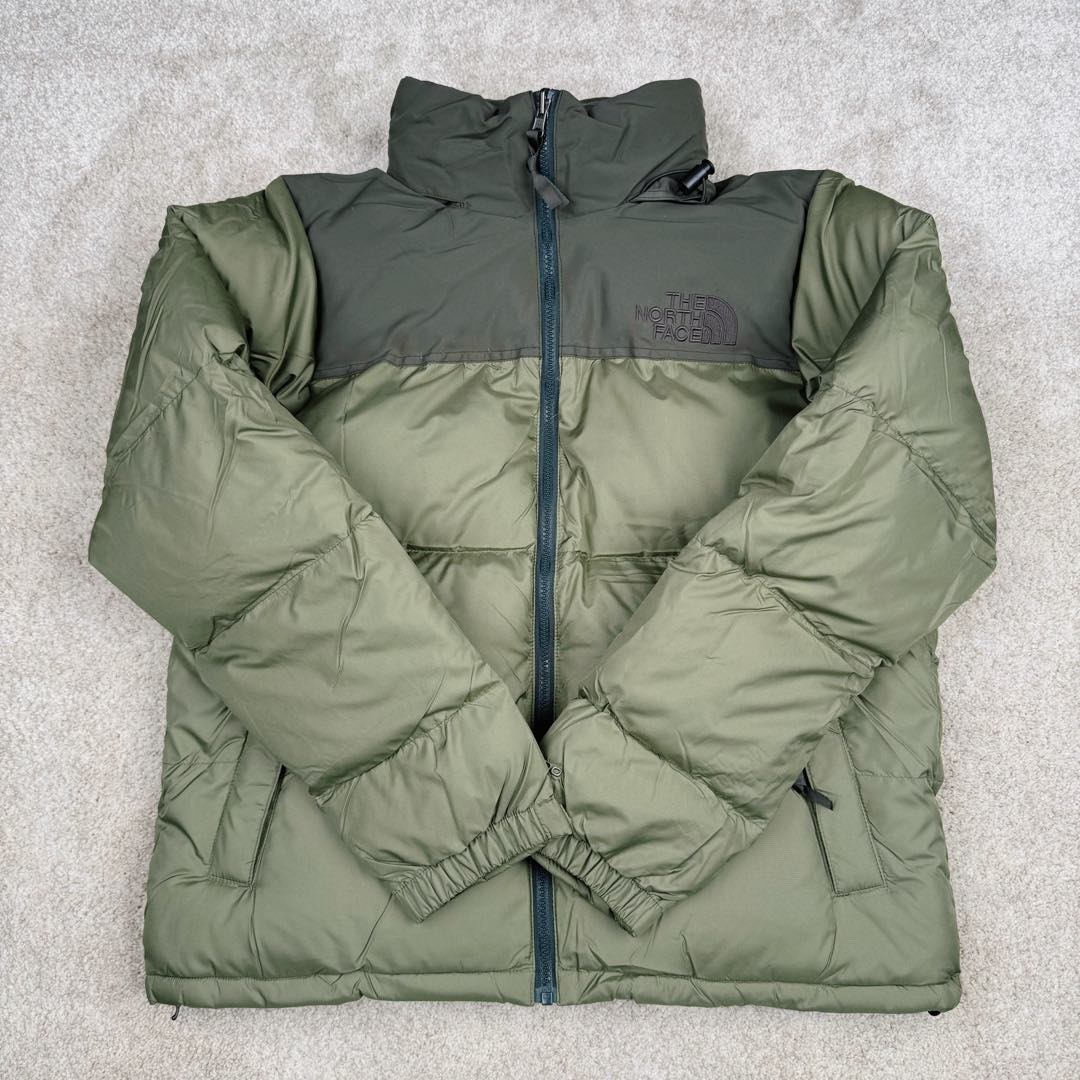 图片[2]-＃纯原特价福利 TheNorthFace 1996 Nuptse 4NCH 北面拼色户外经典潮牌羽绒服 美国原厂原版数据开版 比例协调、宽松、保暖、时尚 真正原厂内部数据 最大可穿至230斤左右【非市面为节约成本而缩小版型】建议对比尺码表参数 全新进口百灵达绣花机定制万针电绣 采用进口7号针 进口绣线 保证每字饱满、立体、清晰 可称最贵绣标 采用国标90白鸭绒填充 保暖性能更出色 轻便不厚重 压缩后的蓬松度恢复性好 原厂定制40D格子四级防水布料 独家采用原版一致单层布料做法【非市面通货内加胆布】采用单层布料考验了布料及羽绒必须要达标 防止跑绒 并保证手感及膨松度 内里采用尼龙nylon双重双层封禁设计 不会出现任何跑绒现象 内置抽拉绳扣的可调节下摆 可防风防寒 拉链采用吉田YKK原厂定制 刻字清晰 质感完美顺滑 建议比较可供过毒验货 辅料及扣子均采用原版一样铜芯弹簧【非市面铁芯弹簧】可对比了解更多细节 只做市场最高版本 袖口六角扣标志着同步原版一样的六角扣 真正做到和原版一摸一样 不诋毁 不浮夸 真实且不需要太多文案 因为专注 所以专业！ 库存明细 宝石蓝 XS×30 S×30 抹茶绿 XS×60 S×60 M×60 L×60 藏蓝绿 XS×120 S×35 M×25 卡其色 XS×10 S×20 M×60 L×60 XL×60 XXL×30-选品中心