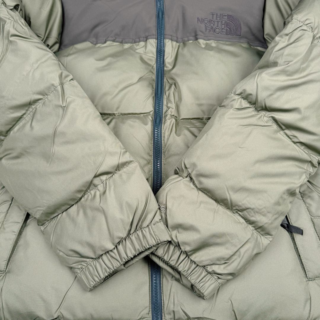 图片[9]-＃纯原特价福利 TheNorthFace 1996 Nuptse 4NCH 北面拼色户外经典潮牌羽绒服 美国原厂原版数据开版 比例协调、宽松、保暖、时尚 真正原厂内部数据 最大可穿至230斤左右【非市面为节约成本而缩小版型】建议对比尺码表参数 全新进口百灵达绣花机定制万针电绣 采用进口7号针 进口绣线 保证每字饱满、立体、清晰 可称最贵绣标 采用国标90白鸭绒填充 保暖性能更出色 轻便不厚重 压缩后的蓬松度恢复性好 原厂定制40D格子四级防水布料 独家采用原版一致单层布料做法【非市面通货内加胆布】采用单层布料考验了布料及羽绒必须要达标 防止跑绒 并保证手感及膨松度 内里采用尼龙nylon双重双层封禁设计 不会出现任何跑绒现象 内置抽拉绳扣的可调节下摆 可防风防寒 拉链采用吉田YKK原厂定制 刻字清晰 质感完美顺滑 建议比较可供过毒验货 辅料及扣子均采用原版一样铜芯弹簧【非市面铁芯弹簧】可对比了解更多细节 只做市场最高版本 袖口六角扣标志着同步原版一样的六角扣 真正做到和原版一摸一样 不诋毁 不浮夸 真实且不需要太多文案 因为专注 所以专业！ 库存明细 宝石蓝 XS×30 S×30 抹茶绿 XS×60 S×60 M×60 L×60 藏蓝绿 XS×120 S×35 M×25 卡其色 XS×10 S×20 M×60 L×60 XL×60 XXL×30-选品中心