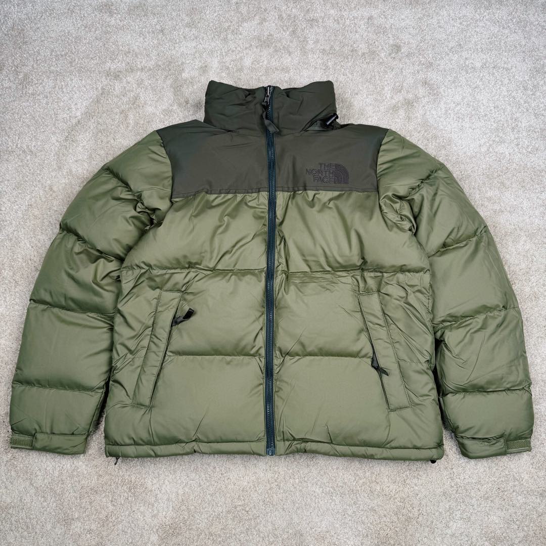 ＃纯原特价福利 TheNorthFace 1996 Nuptse 4NCH 北面拼色户外经典潮牌羽绒服 美国原厂原版数据开版 比例协调、宽松、保暖、时尚 真正原厂内部数据 最大可穿至230斤左右【非市面为节约成本而缩小版型】建议对比尺码表参数 全新进口百灵达绣花机定制万针电绣 采用进口7号针 进口绣线 保证每字饱满、立体、清晰 可称最贵绣标 采用国标90白鸭绒填充 保暖性能更出色 轻便不厚重 压缩后的蓬松度恢复性好 原厂定制40D格子四级防水布料 独家采用原版一致单层布料做法【非市面通货内加胆布】采用单层布料考验了布料及羽绒必须要达标 防止跑绒 并保证手感及膨松度 内里采用尼龙nylon双重双层封禁设计 不会出现任何跑绒现象 内置抽拉绳扣的可调节下摆 可防风防寒 拉链采用吉田YKK原厂定制 刻字清晰 质感完美顺滑 建议比较可供过毒验货 辅料及扣子均采用原版一样铜芯弹簧【非市面铁芯弹簧】可对比了解更多细节 只做市场最高版本 袖口六角扣标志着同步原版一样的六角扣 真正做到和原版一摸一样 不诋毁 不浮夸 真实且不需要太多文案 因为专注 所以专业！ 库存明细 宝石蓝 XS×30 S×30 抹茶绿 XS×60 S×60 M×60 L×60 藏蓝绿 XS×120 S×35 M×25 卡其色 XS×10 S×20 M×60 L×60 XL×60 XXL×30-选品中心
