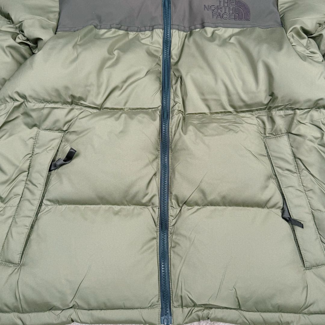 图片[7]-＃纯原特价福利 TheNorthFace 1996 Nuptse 4NCH 北面拼色户外经典潮牌羽绒服 美国原厂原版数据开版 比例协调、宽松、保暖、时尚 真正原厂内部数据 最大可穿至230斤左右【非市面为节约成本而缩小版型】建议对比尺码表参数 全新进口百灵达绣花机定制万针电绣 采用进口7号针 进口绣线 保证每字饱满、立体、清晰 可称最贵绣标 采用国标90白鸭绒填充 保暖性能更出色 轻便不厚重 压缩后的蓬松度恢复性好 原厂定制40D格子四级防水布料 独家采用原版一致单层布料做法【非市面通货内加胆布】采用单层布料考验了布料及羽绒必须要达标 防止跑绒 并保证手感及膨松度 内里采用尼龙nylon双重双层封禁设计 不会出现任何跑绒现象 内置抽拉绳扣的可调节下摆 可防风防寒 拉链采用吉田YKK原厂定制 刻字清晰 质感完美顺滑 建议比较可供过毒验货 辅料及扣子均采用原版一样铜芯弹簧【非市面铁芯弹簧】可对比了解更多细节 只做市场最高版本 袖口六角扣标志着同步原版一样的六角扣 真正做到和原版一摸一样 不诋毁 不浮夸 真实且不需要太多文案 因为专注 所以专业！ 库存明细 宝石蓝 XS×30 S×30 抹茶绿 XS×60 S×60 M×60 L×60 藏蓝绿 XS×120 S×35 M×25 卡其色 XS×10 S×20 M×60 L×60 XL×60 XXL×30-选品中心
