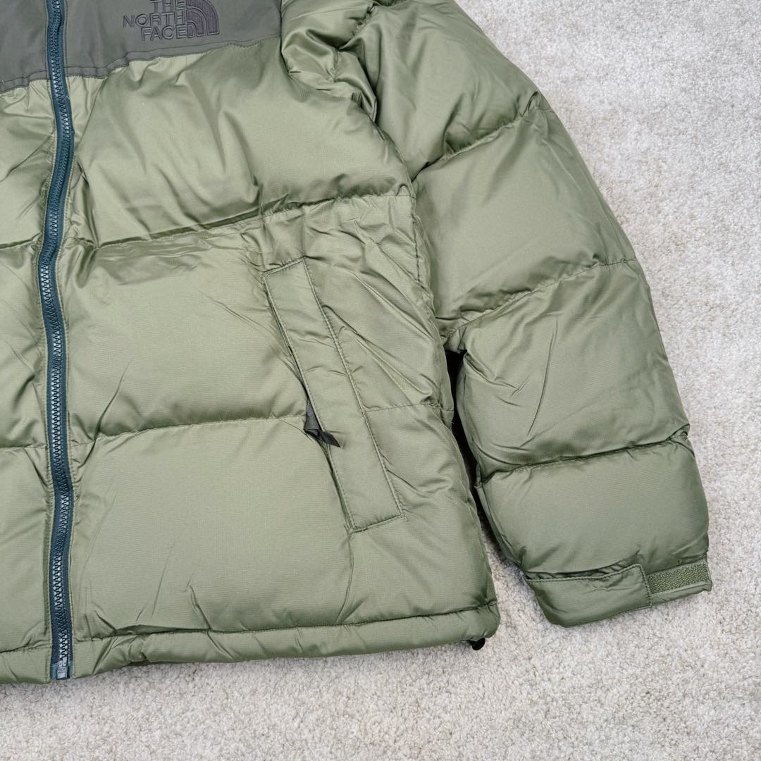图片[8]-＃纯原特价福利 TheNorthFace 1996 Nuptse 4NCH 北面拼色户外经典潮牌羽绒服 美国原厂原版数据开版 比例协调、宽松、保暖、时尚 真正原厂内部数据 最大可穿至230斤左右【非市面为节约成本而缩小版型】建议对比尺码表参数 全新进口百灵达绣花机定制万针电绣 采用进口7号针 进口绣线 保证每字饱满、立体、清晰 可称最贵绣标 采用国标90白鸭绒填充 保暖性能更出色 轻便不厚重 压缩后的蓬松度恢复性好 原厂定制40D格子四级防水布料 独家采用原版一致单层布料做法【非市面通货内加胆布】采用单层布料考验了布料及羽绒必须要达标 防止跑绒 并保证手感及膨松度 内里采用尼龙nylon双重双层封禁设计 不会出现任何跑绒现象 内置抽拉绳扣的可调节下摆 可防风防寒 拉链采用吉田YKK原厂定制 刻字清晰 质感完美顺滑 建议比较可供过毒验货 辅料及扣子均采用原版一样铜芯弹簧【非市面铁芯弹簧】可对比了解更多细节 只做市场最高版本 袖口六角扣标志着同步原版一样的六角扣 真正做到和原版一摸一样 不诋毁 不浮夸 真实且不需要太多文案 因为专注 所以专业！ 库存明细 宝石蓝 XS×30 S×30 抹茶绿 XS×60 S×60 M×60 L×60 藏蓝绿 XS×120 S×35 M×25 卡其色 XS×10 S×20 M×60 L×60 XL×60 XXL×30-选品中心
