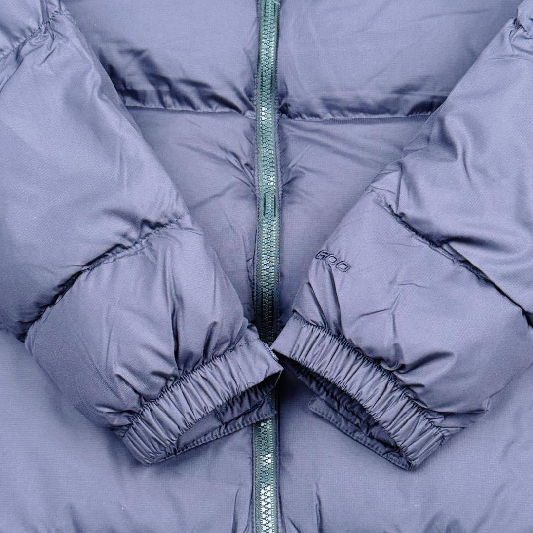 图片[9]-＃纯原特价福利 TheNorthFace 1996 Nuptse 4NCH 北面拼色户外经典潮牌羽绒服 美国原厂原版数据开版 比例协调、宽松、保暖、时尚 真正原厂内部数据 最大可穿至230斤左右【非市面为节约成本而缩小版型】建议对比尺码表参数 全新进口百灵达绣花机定制万针电绣 采用进口7号针 进口绣线 保证每字饱满、立体、清晰 可称最贵绣标 采用国标90白鸭绒填充 保暖性能更出色 轻便不厚重 压缩后的蓬松度恢复性好 原厂定制40D格子四级防水布料 独家采用原版一致单层布料做法【非市面通货内加胆布】采用单层布料考验了布料及羽绒必须要达标 防止跑绒 并保证手感及膨松度 内里采用尼龙nylon双重双层封禁设计 不会出现任何跑绒现象 内置抽拉绳扣的可调节下摆 可防风防寒 拉链采用吉田YKK原厂定制 刻字清晰 质感完美顺滑 建议比较可供过毒验货 辅料及扣子均采用原版一样铜芯弹簧【非市面铁芯弹簧】可对比了解更多细节 只做市场最高版本 袖口六角扣标志着同步原版一样的六角扣 真正做到和原版一摸一样 不诋毁 不浮夸 真实且不需要太多文案 因为专注 所以专业！ 库存明细 宝石蓝 XS×30 S×30 抹茶绿 XS×60 S×60 M×60 L×60 藏蓝绿 XS×120 S×35 M×25 卡其色 XS×10 S×20 M×60 L×60 XL×60 XXL×30-选品中心