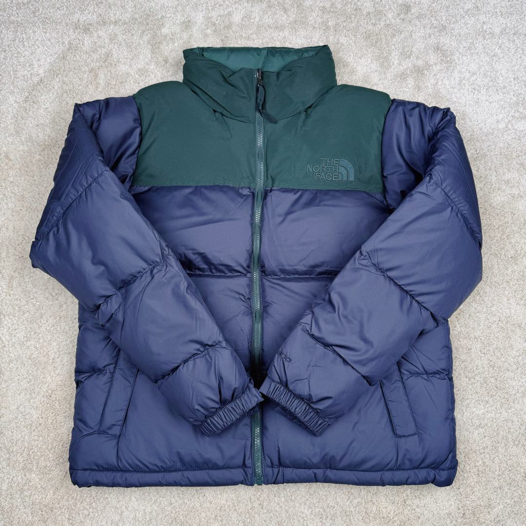 图片[2]-＃纯原特价福利 TheNorthFace 1996 Nuptse 4NCH 北面拼色户外经典潮牌羽绒服 美国原厂原版数据开版 比例协调、宽松、保暖、时尚 真正原厂内部数据 最大可穿至230斤左右【非市面为节约成本而缩小版型】建议对比尺码表参数 全新进口百灵达绣花机定制万针电绣 采用进口7号针 进口绣线 保证每字饱满、立体、清晰 可称最贵绣标 采用国标90白鸭绒填充 保暖性能更出色 轻便不厚重 压缩后的蓬松度恢复性好 原厂定制40D格子四级防水布料 独家采用原版一致单层布料做法【非市面通货内加胆布】采用单层布料考验了布料及羽绒必须要达标 防止跑绒 并保证手感及膨松度 内里采用尼龙nylon双重双层封禁设计 不会出现任何跑绒现象 内置抽拉绳扣的可调节下摆 可防风防寒 拉链采用吉田YKK原厂定制 刻字清晰 质感完美顺滑 建议比较可供过毒验货 辅料及扣子均采用原版一样铜芯弹簧【非市面铁芯弹簧】可对比了解更多细节 只做市场最高版本 袖口六角扣标志着同步原版一样的六角扣 真正做到和原版一摸一样 不诋毁 不浮夸 真实且不需要太多文案 因为专注 所以专业！ 库存明细 宝石蓝 XS×30 S×30 抹茶绿 XS×60 S×60 M×60 L×60 藏蓝绿 XS×120 S×35 M×25 卡其色 XS×10 S×20 M×60 L×60 XL×60 XXL×30-选品中心