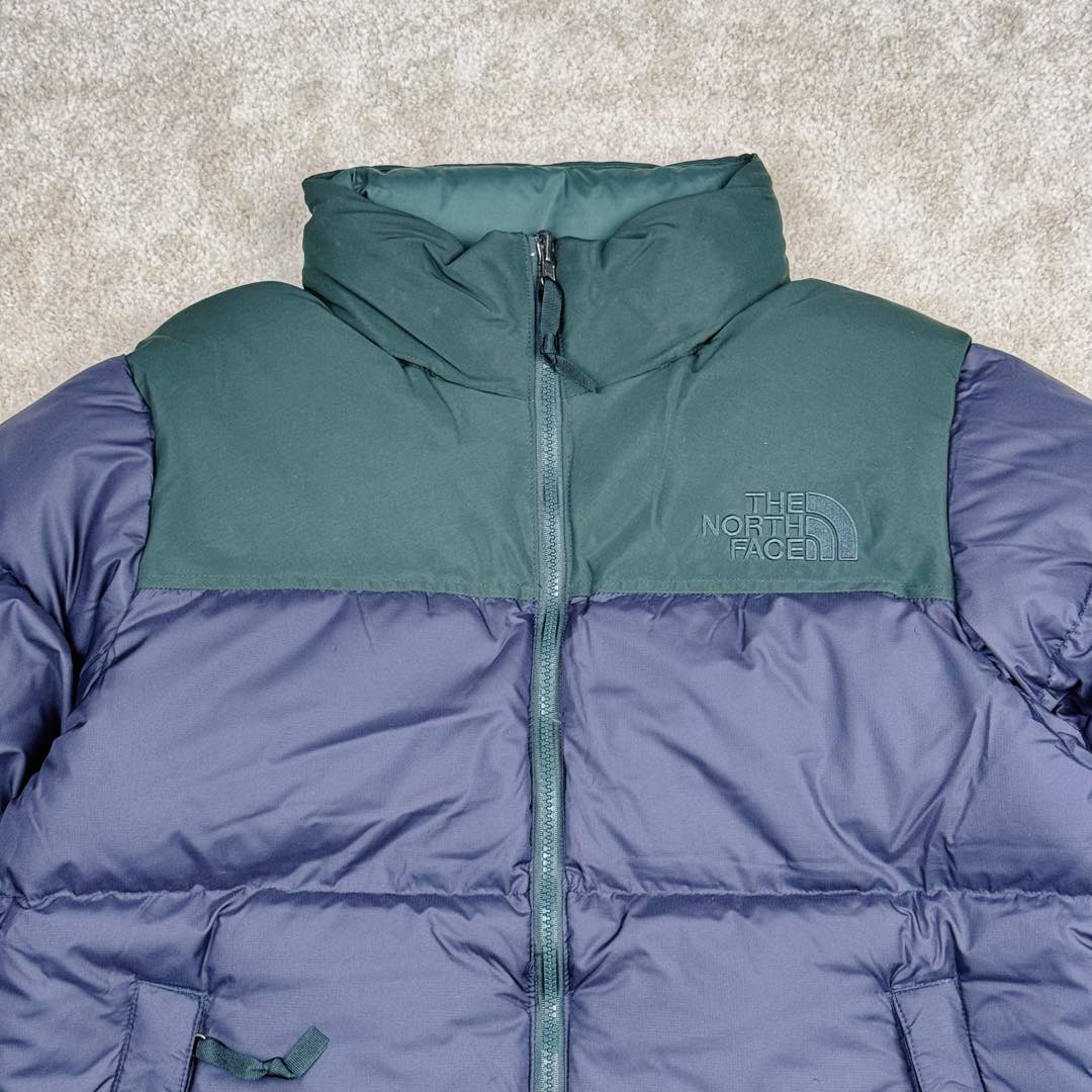 图片[4]-＃纯原特价福利 TheNorthFace 1996 Nuptse 4NCH 北面拼色户外经典潮牌羽绒服 美国原厂原版数据开版 比例协调、宽松、保暖、时尚 真正原厂内部数据 最大可穿至230斤左右【非市面为节约成本而缩小版型】建议对比尺码表参数 全新进口百灵达绣花机定制万针电绣 采用进口7号针 进口绣线 保证每字饱满、立体、清晰 可称最贵绣标 采用国标90白鸭绒填充 保暖性能更出色 轻便不厚重 压缩后的蓬松度恢复性好 原厂定制40D格子四级防水布料 独家采用原版一致单层布料做法【非市面通货内加胆布】采用单层布料考验了布料及羽绒必须要达标 防止跑绒 并保证手感及膨松度 内里采用尼龙nylon双重双层封禁设计 不会出现任何跑绒现象 内置抽拉绳扣的可调节下摆 可防风防寒 拉链采用吉田YKK原厂定制 刻字清晰 质感完美顺滑 建议比较可供过毒验货 辅料及扣子均采用原版一样铜芯弹簧【非市面铁芯弹簧】可对比了解更多细节 只做市场最高版本 袖口六角扣标志着同步原版一样的六角扣 真正做到和原版一摸一样 不诋毁 不浮夸 真实且不需要太多文案 因为专注 所以专业！ 库存明细 宝石蓝 XS×30 S×30 抹茶绿 XS×60 S×60 M×60 L×60 藏蓝绿 XS×120 S×35 M×25 卡其色 XS×10 S×20 M×60 L×60 XL×60 XXL×30-选品中心