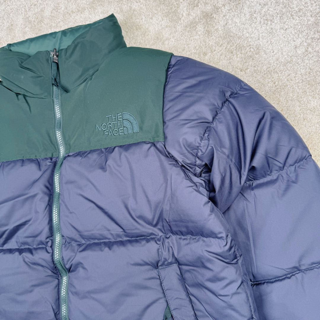 图片[7]-＃纯原特价福利 TheNorthFace 1996 Nuptse 4NCH 北面拼色户外经典潮牌羽绒服 美国原厂原版数据开版 比例协调、宽松、保暖、时尚 真正原厂内部数据 最大可穿至230斤左右【非市面为节约成本而缩小版型】建议对比尺码表参数 全新进口百灵达绣花机定制万针电绣 采用进口7号针 进口绣线 保证每字饱满、立体、清晰 可称最贵绣标 采用国标90白鸭绒填充 保暖性能更出色 轻便不厚重 压缩后的蓬松度恢复性好 原厂定制40D格子四级防水布料 独家采用原版一致单层布料做法【非市面通货内加胆布】采用单层布料考验了布料及羽绒必须要达标 防止跑绒 并保证手感及膨松度 内里采用尼龙nylon双重双层封禁设计 不会出现任何跑绒现象 内置抽拉绳扣的可调节下摆 可防风防寒 拉链采用吉田YKK原厂定制 刻字清晰 质感完美顺滑 建议比较可供过毒验货 辅料及扣子均采用原版一样铜芯弹簧【非市面铁芯弹簧】可对比了解更多细节 只做市场最高版本 袖口六角扣标志着同步原版一样的六角扣 真正做到和原版一摸一样 不诋毁 不浮夸 真实且不需要太多文案 因为专注 所以专业！ 库存明细 宝石蓝 XS×30 S×30 抹茶绿 XS×60 S×60 M×60 L×60 藏蓝绿 XS×120 S×35 M×25 卡其色 XS×10 S×20 M×60 L×60 XL×60 XXL×30-选品中心