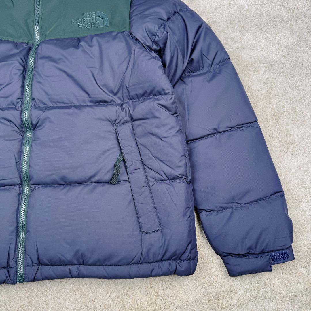 图片[5]-＃纯原特价福利 TheNorthFace 1996 Nuptse 4NCH 北面拼色户外经典潮牌羽绒服 美国原厂原版数据开版 比例协调、宽松、保暖、时尚 真正原厂内部数据 最大可穿至230斤左右【非市面为节约成本而缩小版型】建议对比尺码表参数 全新进口百灵达绣花机定制万针电绣 采用进口7号针 进口绣线 保证每字饱满、立体、清晰 可称最贵绣标 采用国标90白鸭绒填充 保暖性能更出色 轻便不厚重 压缩后的蓬松度恢复性好 原厂定制40D格子四级防水布料 独家采用原版一致单层布料做法【非市面通货内加胆布】采用单层布料考验了布料及羽绒必须要达标 防止跑绒 并保证手感及膨松度 内里采用尼龙nylon双重双层封禁设计 不会出现任何跑绒现象 内置抽拉绳扣的可调节下摆 可防风防寒 拉链采用吉田YKK原厂定制 刻字清晰 质感完美顺滑 建议比较可供过毒验货 辅料及扣子均采用原版一样铜芯弹簧【非市面铁芯弹簧】可对比了解更多细节 只做市场最高版本 袖口六角扣标志着同步原版一样的六角扣 真正做到和原版一摸一样 不诋毁 不浮夸 真实且不需要太多文案 因为专注 所以专业！ 库存明细 宝石蓝 XS×30 S×30 抹茶绿 XS×60 S×60 M×60 L×60 藏蓝绿 XS×120 S×35 M×25 卡其色 XS×10 S×20 M×60 L×60 XL×60 XXL×30-选品中心