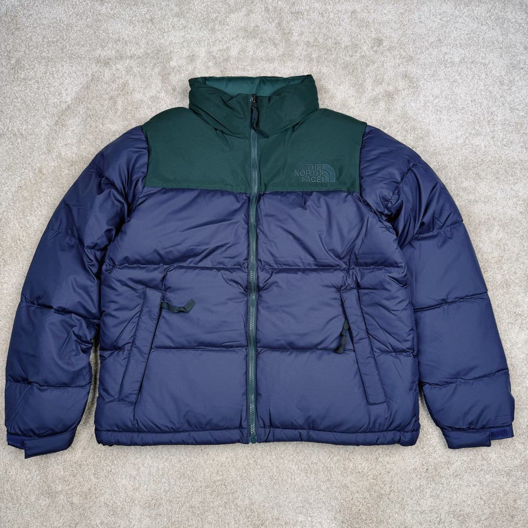 ＃纯原特价福利 TheNorthFace 1996 Nuptse 4NCH 北面拼色户外经典潮牌羽绒服 美国原厂原版数据开版 比例协调、宽松、保暖、时尚 真正原厂内部数据 最大可穿至230斤左右【非市面为节约成本而缩小版型】建议对比尺码表参数 全新进口百灵达绣花机定制万针电绣 采用进口7号针 进口绣线 保证每字饱满、立体、清晰 可称最贵绣标 采用国标90白鸭绒填充 保暖性能更出色 轻便不厚重 压缩后的蓬松度恢复性好 原厂定制40D格子四级防水布料 独家采用原版一致单层布料做法【非市面通货内加胆布】采用单层布料考验了布料及羽绒必须要达标 防止跑绒 并保证手感及膨松度 内里采用尼龙nylon双重双层封禁设计 不会出现任何跑绒现象 内置抽拉绳扣的可调节下摆 可防风防寒 拉链采用吉田YKK原厂定制 刻字清晰 质感完美顺滑 建议比较可供过毒验货 辅料及扣子均采用原版一样铜芯弹簧【非市面铁芯弹簧】可对比了解更多细节 只做市场最高版本 袖口六角扣标志着同步原版一样的六角扣 真正做到和原版一摸一样 不诋毁 不浮夸 真实且不需要太多文案 因为专注 所以专业！ 库存明细 宝石蓝 XS×30 S×30 抹茶绿 XS×60 S×60 M×60 L×60 藏蓝绿 XS×120 S×35 M×25 卡其色 XS×10 S×20 M×60 L×60 XL×60 XXL×30-选品中心