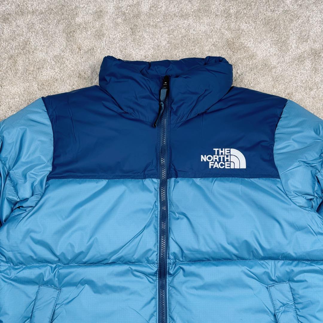图片[4]-＃纯原特价福利 TheNorthFace 1996 Nuptse 4NCH 北面拼色户外经典潮牌羽绒服 美国原厂原版数据开版 比例协调、宽松、保暖、时尚 真正原厂内部数据 最大可穿至230斤左右【非市面为节约成本而缩小版型】建议对比尺码表参数 全新进口百灵达绣花机定制万针电绣 采用进口7号针 进口绣线 保证每字饱满、立体、清晰 可称最贵绣标 采用国标90白鸭绒填充 保暖性能更出色 轻便不厚重 压缩后的蓬松度恢复性好 原厂定制40D格子四级防水布料 独家采用原版一致单层布料做法【非市面通货内加胆布】采用单层布料考验了布料及羽绒必须要达标 防止跑绒 并保证手感及膨松度 内里采用尼龙nylon双重双层封禁设计 不会出现任何跑绒现象 内置抽拉绳扣的可调节下摆 可防风防寒 拉链采用吉田YKK原厂定制 刻字清晰 质感完美顺滑 建议比较可供过毒验货 辅料及扣子均采用原版一样铜芯弹簧【非市面铁芯弹簧】可对比了解更多细节 只做市场最高版本 袖口六角扣标志着同步原版一样的六角扣 真正做到和原版一摸一样 不诋毁 不浮夸 真实且不需要太多文案 因为专注 所以专业！ 库存明细 宝石蓝 XS×30 S×30 抹茶绿 XS×60 S×60 M×60 L×60 藏蓝绿 XS×120 S×35 M×25 卡其色 XS×10 S×20 M×60 L×60 XL×60 XXL×30-选品中心
