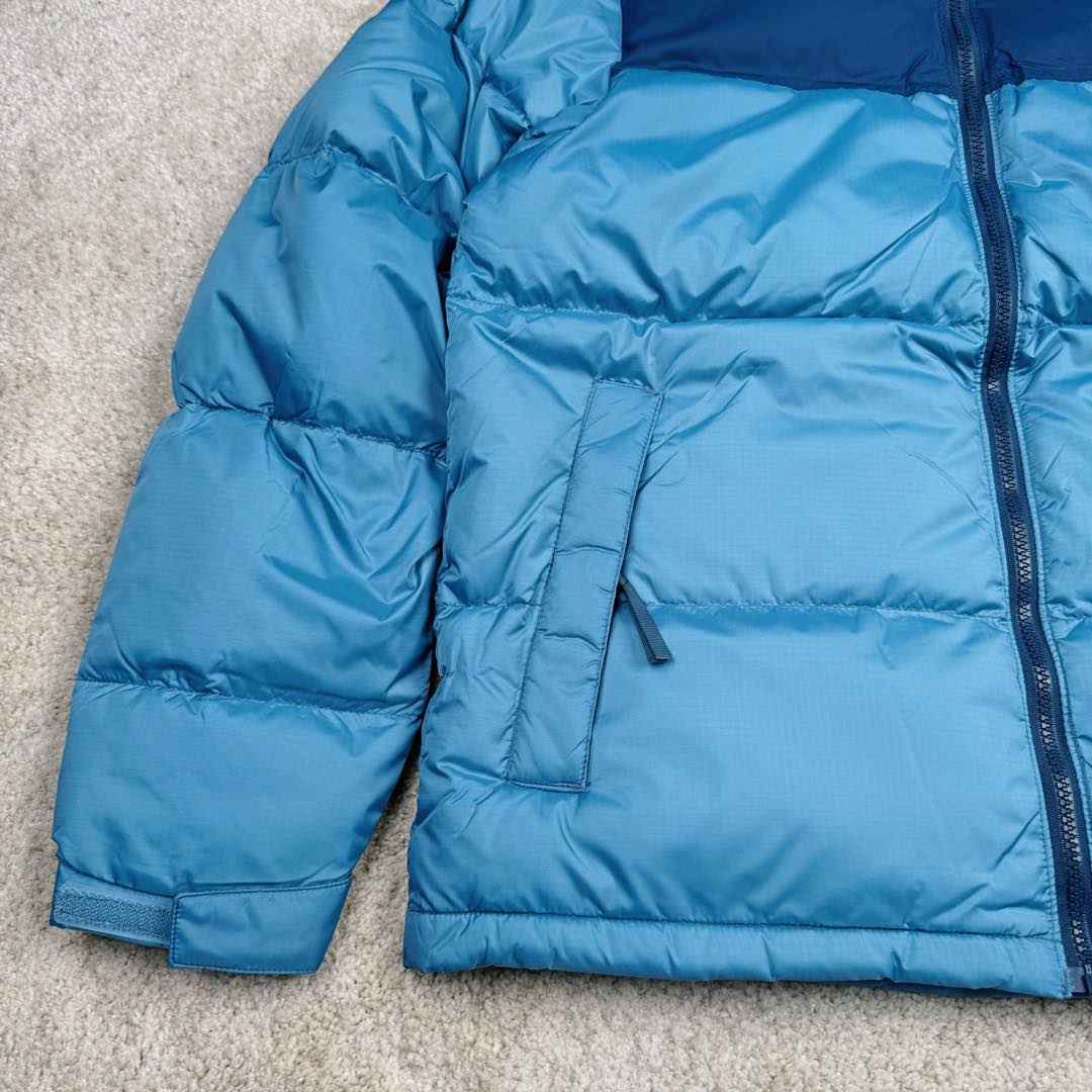 图片[8]-＃纯原特价福利 TheNorthFace 1996 Nuptse 4NCH 北面拼色户外经典潮牌羽绒服 美国原厂原版数据开版 比例协调、宽松、保暖、时尚 真正原厂内部数据 最大可穿至230斤左右【非市面为节约成本而缩小版型】建议对比尺码表参数 全新进口百灵达绣花机定制万针电绣 采用进口7号针 进口绣线 保证每字饱满、立体、清晰 可称最贵绣标 采用国标90白鸭绒填充 保暖性能更出色 轻便不厚重 压缩后的蓬松度恢复性好 原厂定制40D格子四级防水布料 独家采用原版一致单层布料做法【非市面通货内加胆布】采用单层布料考验了布料及羽绒必须要达标 防止跑绒 并保证手感及膨松度 内里采用尼龙nylon双重双层封禁设计 不会出现任何跑绒现象 内置抽拉绳扣的可调节下摆 可防风防寒 拉链采用吉田YKK原厂定制 刻字清晰 质感完美顺滑 建议比较可供过毒验货 辅料及扣子均采用原版一样铜芯弹簧【非市面铁芯弹簧】可对比了解更多细节 只做市场最高版本 袖口六角扣标志着同步原版一样的六角扣 真正做到和原版一摸一样 不诋毁 不浮夸 真实且不需要太多文案 因为专注 所以专业！ 库存明细 宝石蓝 XS×30 S×30 抹茶绿 XS×60 S×60 M×60 L×60 藏蓝绿 XS×120 S×35 M×25 卡其色 XS×10 S×20 M×60 L×60 XL×60 XXL×30-选品中心