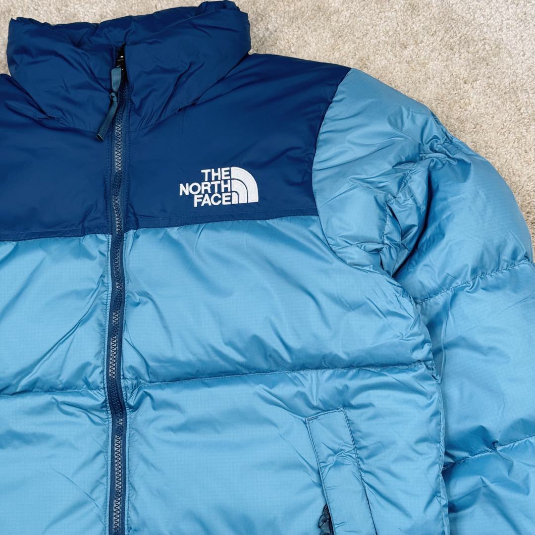 图片[6]-＃纯原特价福利 TheNorthFace 1996 Nuptse 4NCH 北面拼色户外经典潮牌羽绒服 美国原厂原版数据开版 比例协调、宽松、保暖、时尚 真正原厂内部数据 最大可穿至230斤左右【非市面为节约成本而缩小版型】建议对比尺码表参数 全新进口百灵达绣花机定制万针电绣 采用进口7号针 进口绣线 保证每字饱满、立体、清晰 可称最贵绣标 采用国标90白鸭绒填充 保暖性能更出色 轻便不厚重 压缩后的蓬松度恢复性好 原厂定制40D格子四级防水布料 独家采用原版一致单层布料做法【非市面通货内加胆布】采用单层布料考验了布料及羽绒必须要达标 防止跑绒 并保证手感及膨松度 内里采用尼龙nylon双重双层封禁设计 不会出现任何跑绒现象 内置抽拉绳扣的可调节下摆 可防风防寒 拉链采用吉田YKK原厂定制 刻字清晰 质感完美顺滑 建议比较可供过毒验货 辅料及扣子均采用原版一样铜芯弹簧【非市面铁芯弹簧】可对比了解更多细节 只做市场最高版本 袖口六角扣标志着同步原版一样的六角扣 真正做到和原版一摸一样 不诋毁 不浮夸 真实且不需要太多文案 因为专注 所以专业！ 库存明细 宝石蓝 XS×30 S×30 抹茶绿 XS×60 S×60 M×60 L×60 藏蓝绿 XS×120 S×35 M×25 卡其色 XS×10 S×20 M×60 L×60 XL×60 XXL×30-选品中心