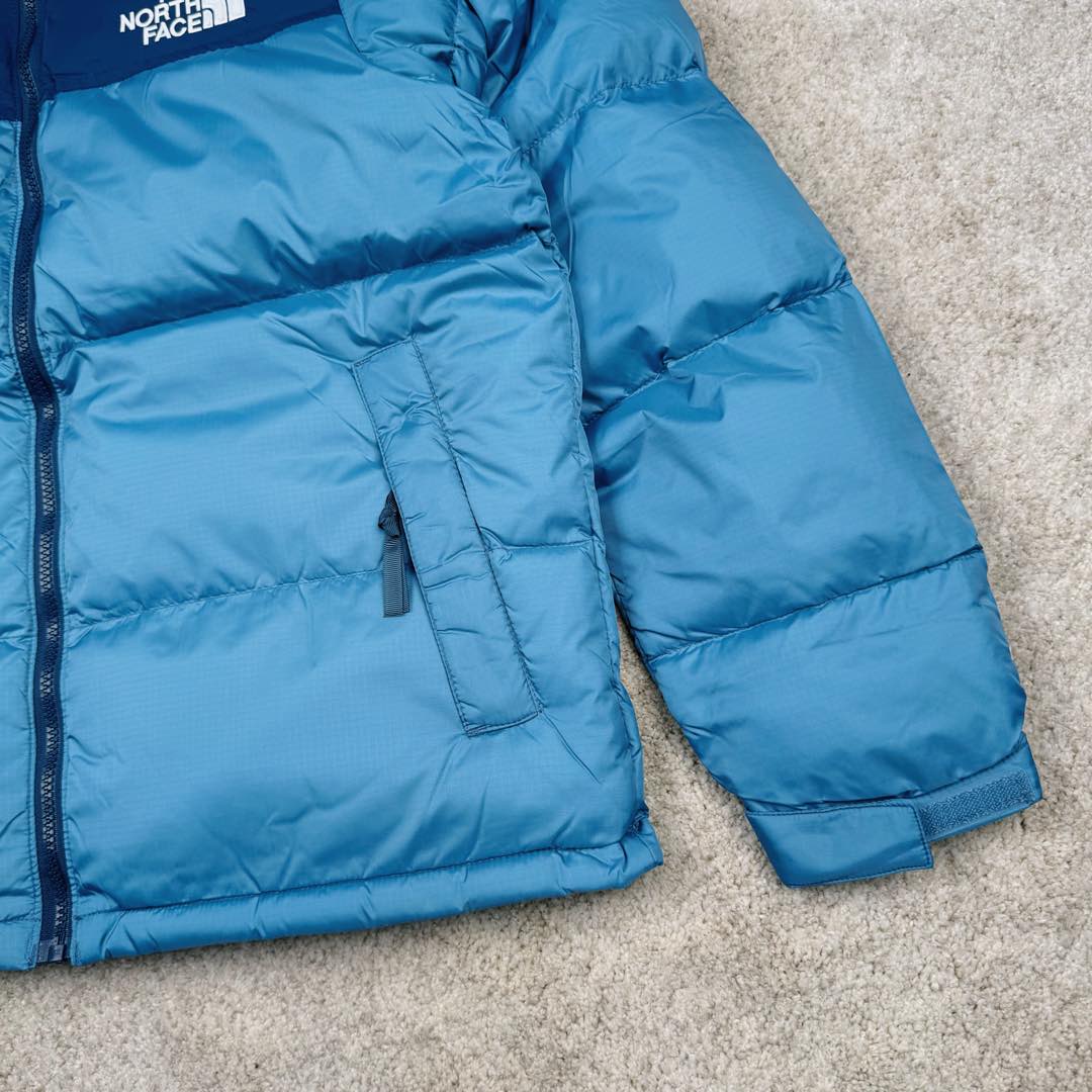 图片[5]-＃纯原特价福利 TheNorthFace 1996 Nuptse 4NCH 北面拼色户外经典潮牌羽绒服 美国原厂原版数据开版 比例协调、宽松、保暖、时尚 真正原厂内部数据 最大可穿至230斤左右【非市面为节约成本而缩小版型】建议对比尺码表参数 全新进口百灵达绣花机定制万针电绣 采用进口7号针 进口绣线 保证每字饱满、立体、清晰 可称最贵绣标 采用国标90白鸭绒填充 保暖性能更出色 轻便不厚重 压缩后的蓬松度恢复性好 原厂定制40D格子四级防水布料 独家采用原版一致单层布料做法【非市面通货内加胆布】采用单层布料考验了布料及羽绒必须要达标 防止跑绒 并保证手感及膨松度 内里采用尼龙nylon双重双层封禁设计 不会出现任何跑绒现象 内置抽拉绳扣的可调节下摆 可防风防寒 拉链采用吉田YKK原厂定制 刻字清晰 质感完美顺滑 建议比较可供过毒验货 辅料及扣子均采用原版一样铜芯弹簧【非市面铁芯弹簧】可对比了解更多细节 只做市场最高版本 袖口六角扣标志着同步原版一样的六角扣 真正做到和原版一摸一样 不诋毁 不浮夸 真实且不需要太多文案 因为专注 所以专业！ 库存明细 宝石蓝 XS×30 S×30 抹茶绿 XS×60 S×60 M×60 L×60 藏蓝绿 XS×120 S×35 M×25 卡其色 XS×10 S×20 M×60 L×60 XL×60 XXL×30-选品中心