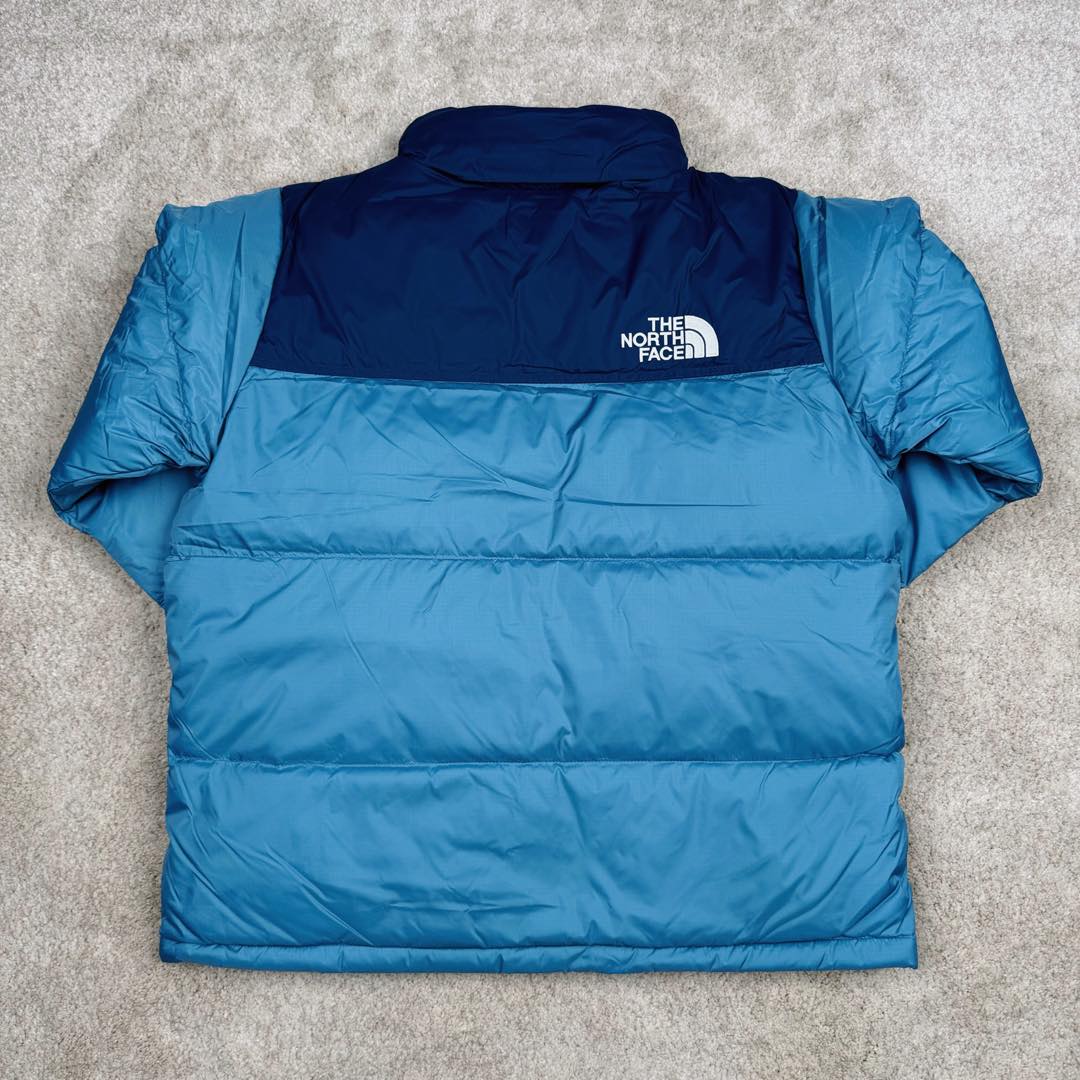 图片[3]-＃纯原特价福利 TheNorthFace 1996 Nuptse 4NCH 北面拼色户外经典潮牌羽绒服 美国原厂原版数据开版 比例协调、宽松、保暖、时尚 真正原厂内部数据 最大可穿至230斤左右【非市面为节约成本而缩小版型】建议对比尺码表参数 全新进口百灵达绣花机定制万针电绣 采用进口7号针 进口绣线 保证每字饱满、立体、清晰 可称最贵绣标 采用国标90白鸭绒填充 保暖性能更出色 轻便不厚重 压缩后的蓬松度恢复性好 原厂定制40D格子四级防水布料 独家采用原版一致单层布料做法【非市面通货内加胆布】采用单层布料考验了布料及羽绒必须要达标 防止跑绒 并保证手感及膨松度 内里采用尼龙nylon双重双层封禁设计 不会出现任何跑绒现象 内置抽拉绳扣的可调节下摆 可防风防寒 拉链采用吉田YKK原厂定制 刻字清晰 质感完美顺滑 建议比较可供过毒验货 辅料及扣子均采用原版一样铜芯弹簧【非市面铁芯弹簧】可对比了解更多细节 只做市场最高版本 袖口六角扣标志着同步原版一样的六角扣 真正做到和原版一摸一样 不诋毁 不浮夸 真实且不需要太多文案 因为专注 所以专业！ 库存明细 宝石蓝 XS×30 S×30 抹茶绿 XS×60 S×60 M×60 L×60 藏蓝绿 XS×120 S×35 M×25 卡其色 XS×10 S×20 M×60 L×60 XL×60 XXL×30-选品中心