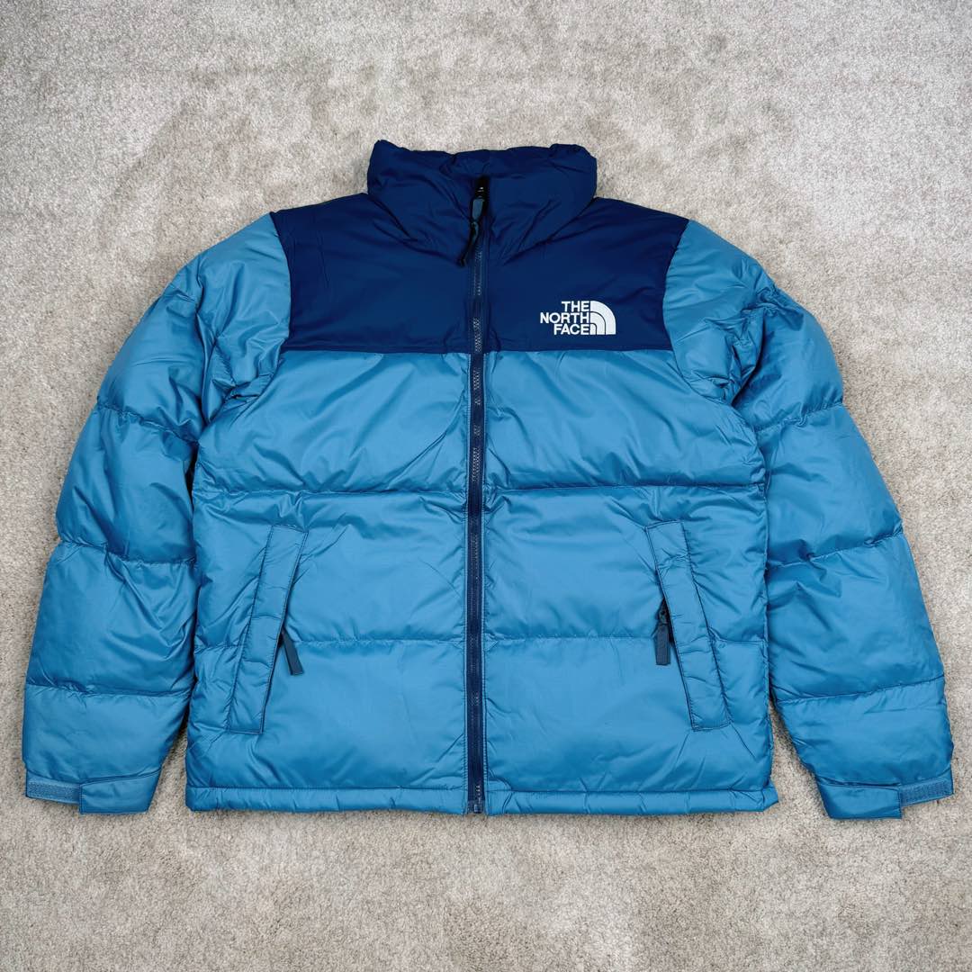 ＃纯原特价福利 TheNorthFace 1996 Nuptse 4NCH 北面拼色户外经典潮牌羽绒服 美国原厂原版数据开版 比例协调、宽松、保暖、时尚 真正原厂内部数据 最大可穿至230斤左右【非市面为节约成本而缩小版型】建议对比尺码表参数 全新进口百灵达绣花机定制万针电绣 采用进口7号针 进口绣线 保证每字饱满、立体、清晰 可称最贵绣标 采用国标90白鸭绒填充 保暖性能更出色 轻便不厚重 压缩后的蓬松度恢复性好 原厂定制40D格子四级防水布料 独家采用原版一致单层布料做法【非市面通货内加胆布】采用单层布料考验了布料及羽绒必须要达标 防止跑绒 并保证手感及膨松度 内里采用尼龙nylon双重双层封禁设计 不会出现任何跑绒现象 内置抽拉绳扣的可调节下摆 可防风防寒 拉链采用吉田YKK原厂定制 刻字清晰 质感完美顺滑 建议比较可供过毒验货 辅料及扣子均采用原版一样铜芯弹簧【非市面铁芯弹簧】可对比了解更多细节 只做市场最高版本 袖口六角扣标志着同步原版一样的六角扣 真正做到和原版一摸一样 不诋毁 不浮夸 真实且不需要太多文案 因为专注 所以专业！ 库存明细 宝石蓝 XS×30 S×30 抹茶绿 XS×60 S×60 M×60 L×60 藏蓝绿 XS×120 S×35 M×25 卡其色 XS×10 S×20 M×60 L×60 XL×60 XXL×30-选品中心
