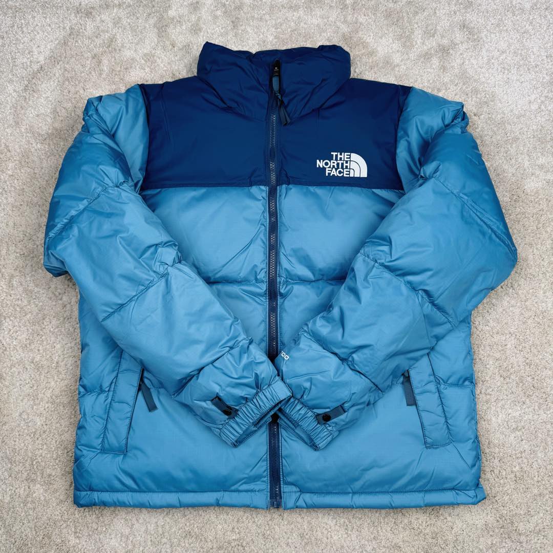 图片[2]-＃纯原特价福利 TheNorthFace 1996 Nuptse 4NCH 北面拼色户外经典潮牌羽绒服 美国原厂原版数据开版 比例协调、宽松、保暖、时尚 真正原厂内部数据 最大可穿至230斤左右【非市面为节约成本而缩小版型】建议对比尺码表参数 全新进口百灵达绣花机定制万针电绣 采用进口7号针 进口绣线 保证每字饱满、立体、清晰 可称最贵绣标 采用国标90白鸭绒填充 保暖性能更出色 轻便不厚重 压缩后的蓬松度恢复性好 原厂定制40D格子四级防水布料 独家采用原版一致单层布料做法【非市面通货内加胆布】采用单层布料考验了布料及羽绒必须要达标 防止跑绒 并保证手感及膨松度 内里采用尼龙nylon双重双层封禁设计 不会出现任何跑绒现象 内置抽拉绳扣的可调节下摆 可防风防寒 拉链采用吉田YKK原厂定制 刻字清晰 质感完美顺滑 建议比较可供过毒验货 辅料及扣子均采用原版一样铜芯弹簧【非市面铁芯弹簧】可对比了解更多细节 只做市场最高版本 袖口六角扣标志着同步原版一样的六角扣 真正做到和原版一摸一样 不诋毁 不浮夸 真实且不需要太多文案 因为专注 所以专业！ 库存明细 宝石蓝 XS×30 S×30 抹茶绿 XS×60 S×60 M×60 L×60 藏蓝绿 XS×120 S×35 M×25 卡其色 XS×10 S×20 M×60 L×60 XL×60 XXL×30-选品中心