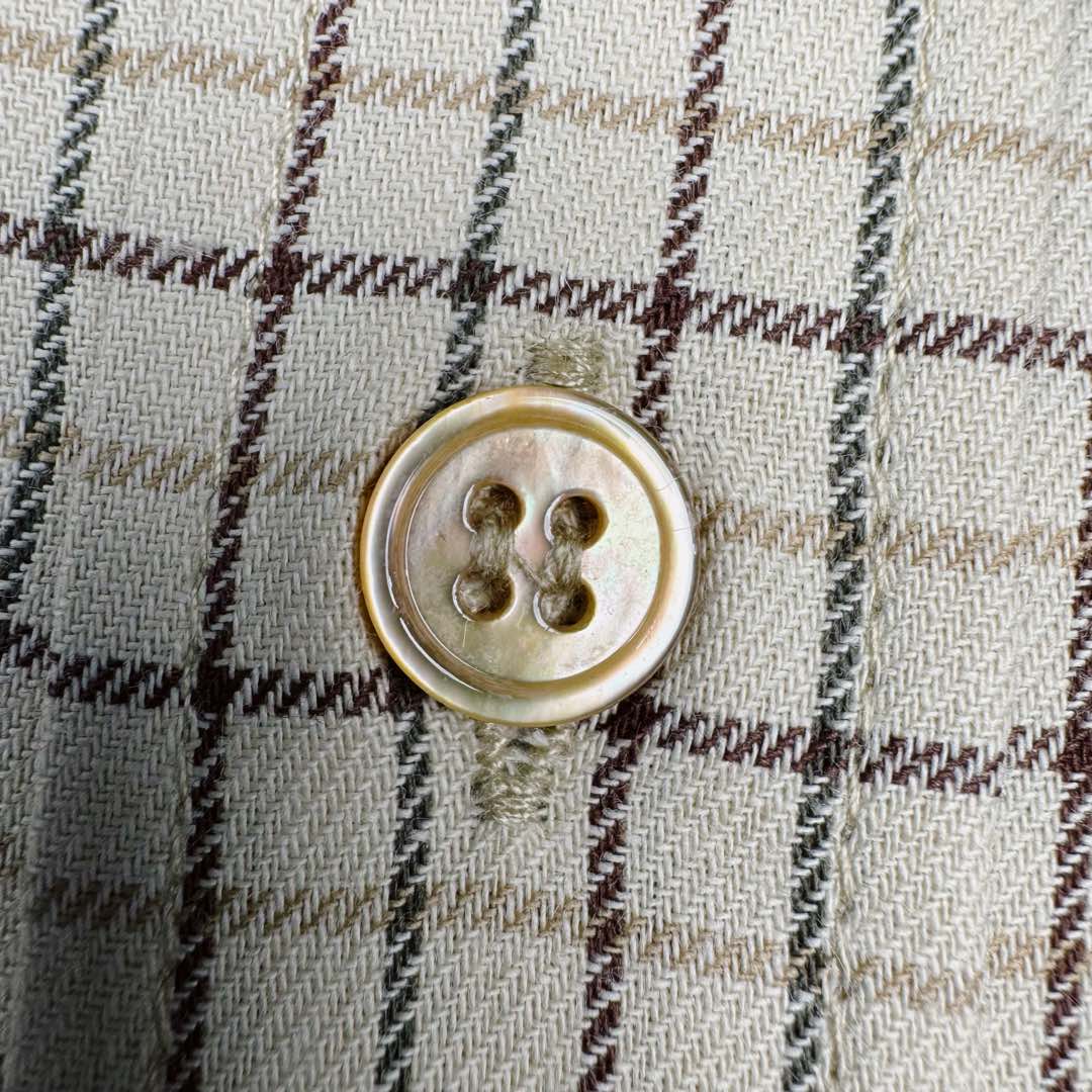 图片[15]-＃GD广顶 CELINE 赛琳 塔特萨尔尖领格纹纽扣长袖衬衫 淡黄色【塔特萨尔格纹衬衫】官网价：8300￥（1924T）采用【色织格子衬衫面料】经纬纱采用【60S双股紧密赛络纺】纬纱【订染大货面料颜色】【经纬密度160*140】前幅+口袋采用【还原华格子手工裁剪】【日本田岛绣花机刺绣小logo】配套【天然贝壳白蝶贝焗色封釉手缝扣】尺码：38 39 40 41-选品中心