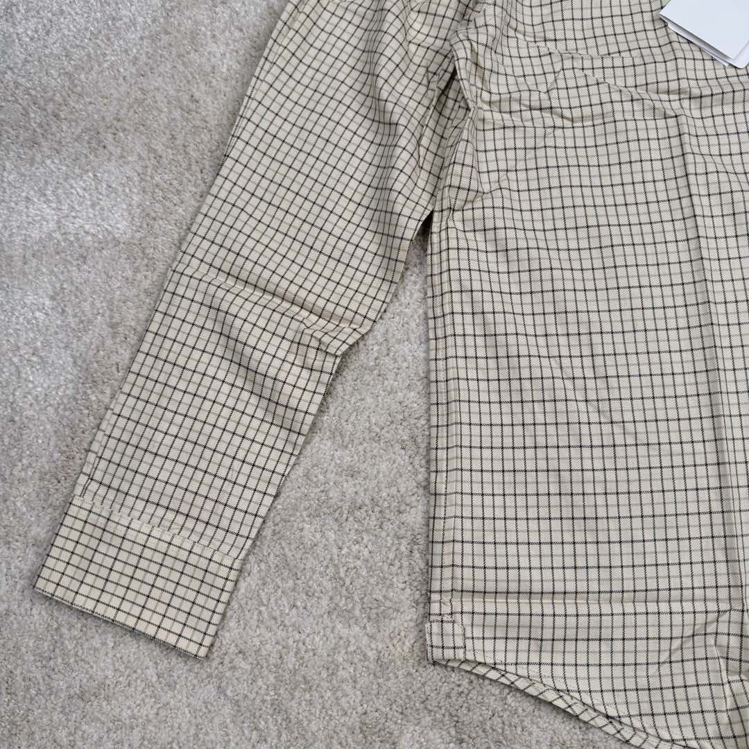 图片[8]-＃GD广顶 CELINE 赛琳 塔特萨尔尖领格纹纽扣长袖衬衫 淡黄色【塔特萨尔格纹衬衫】官网价：8300￥（1924T）采用【色织格子衬衫面料】经纬纱采用【60S双股紧密赛络纺】纬纱【订染大货面料颜色】【经纬密度160*140】前幅+口袋采用【还原华格子手工裁剪】【日本田岛绣花机刺绣小logo】配套【天然贝壳白蝶贝焗色封釉手缝扣】尺码：38 39 40 41-选品中心