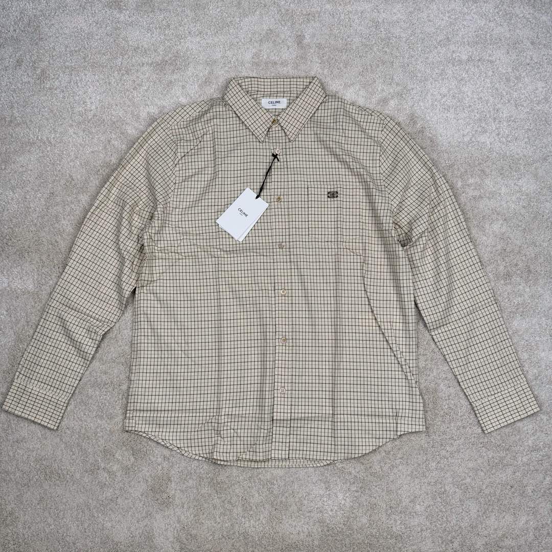 #GD广顶 CELINE 赛琳 塔特萨尔尖领格纹纽扣长袖衬衫 淡黄色【塔特萨尔格纹衬衫】官网价:8300¥(1924T)采用【色织格子衬衫面料】经纬纱采用【60S双股紧密赛络纺】纬纱【订染大货面料颜色】【经纬密度160*140】前幅+口袋采用【还原华格子手工裁剪】【日本田岛绣花机刺绣小logo】配套【天然贝壳白蝶贝焗色封釉手缝扣】尺码:38 39 40 41-选品中心