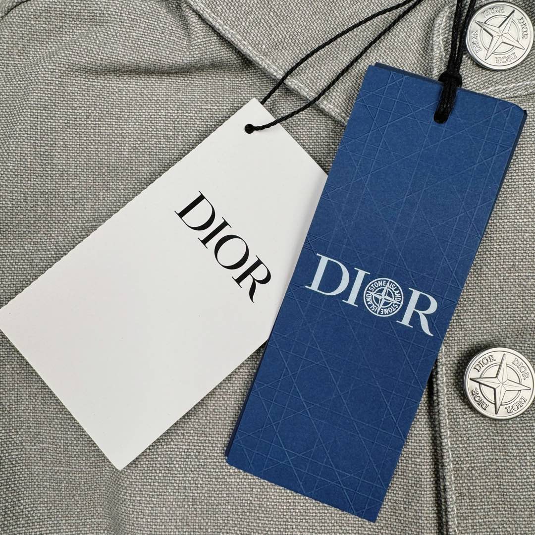 图片[15]-＃GF广顶 DIOR x STONE ISLAND FW24 Logo 迪奥石头岛联名贴袋翻领单排扣宽松长袖夹克外套 男款 灰褐色 官网价：21000￥（1840C）采用【16s*16s全棉小马丁面料】匹布开平网做【刮色涂层工艺】成衣采用【石磨酵洗工艺】缸内【洗水3小时】洗褪达到Y版花色效果 网花四星字母皮牌采用【头层牛皮材料】【纯钢材质凸压花模具热压一体】成型内里人字车车大织唛【开模订制铝合金材质四角星工字扣】尺码：XS S M L-选品中心