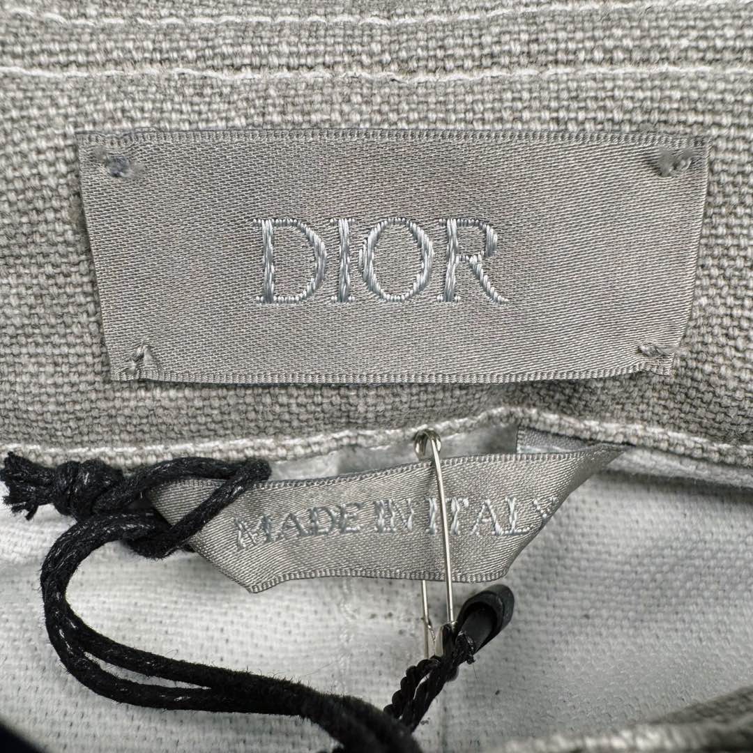 图片[16]-＃GF广顶 DIOR x STONE ISLAND FW24 Logo 迪奥石头岛联名贴袋翻领单排扣宽松长袖夹克外套 男款 灰褐色 官网价：21000￥（1840C）采用【16s*16s全棉小马丁面料】匹布开平网做【刮色涂层工艺】成衣采用【石磨酵洗工艺】缸内【洗水3小时】洗褪达到Y版花色效果 网花四星字母皮牌采用【头层牛皮材料】【纯钢材质凸压花模具热压一体】成型内里人字车车大织唛【开模订制铝合金材质四角星工字扣】尺码：XS S M L-选品中心