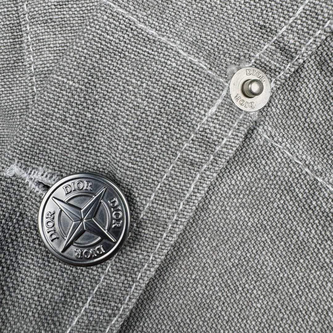 图片[13]-＃GF广顶 DIOR x STONE ISLAND FW24 Logo 迪奥石头岛联名贴袋翻领单排扣宽松长袖夹克外套 男款 灰褐色 官网价：21000￥（1840C）采用【16s*16s全棉小马丁面料】匹布开平网做【刮色涂层工艺】成衣采用【石磨酵洗工艺】缸内【洗水3小时】洗褪达到Y版花色效果 网花四星字母皮牌采用【头层牛皮材料】【纯钢材质凸压花模具热压一体】成型内里人字车车大织唛【开模订制铝合金材质四角星工字扣】尺码：XS S M L-选品中心