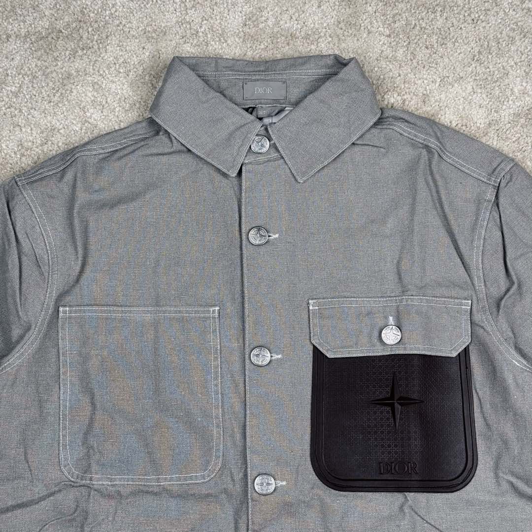 图片[5]-＃GF广顶 DIOR x STONE ISLAND FW24 Logo 迪奥石头岛联名贴袋翻领单排扣宽松长袖夹克外套 男款 灰褐色 官网价：21000￥（1840C）采用【16s*16s全棉小马丁面料】匹布开平网做【刮色涂层工艺】成衣采用【石磨酵洗工艺】缸内【洗水3小时】洗褪达到Y版花色效果 网花四星字母皮牌采用【头层牛皮材料】【纯钢材质凸压花模具热压一体】成型内里人字车车大织唛【开模订制铝合金材质四角星工字扣】尺码：XS S M L-选品中心